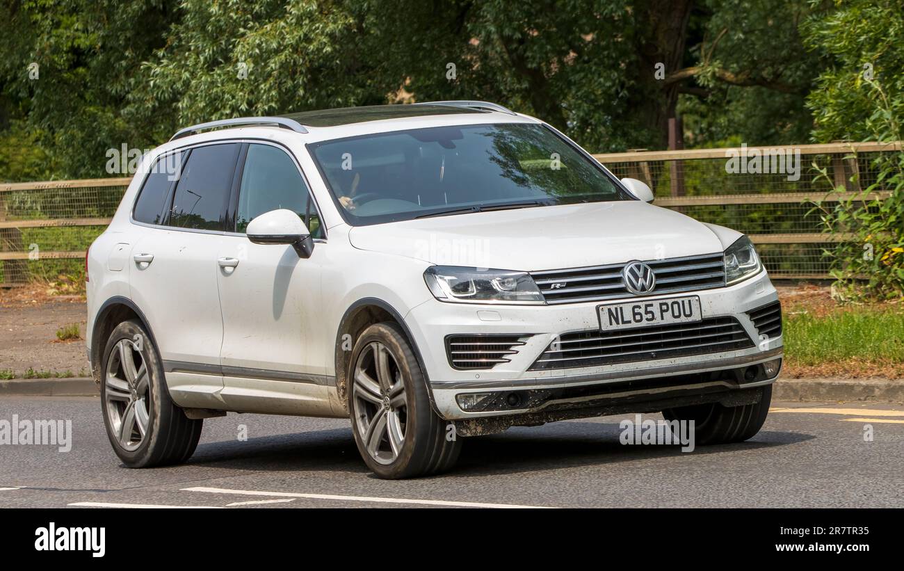 Milton Keynes, Royaume-Uni - 18 juin 2023: 2016 moteur diesel blanc VOLKSWAGEN TOUAREG voiture voyageant sur une route anglaise Banque D'Images