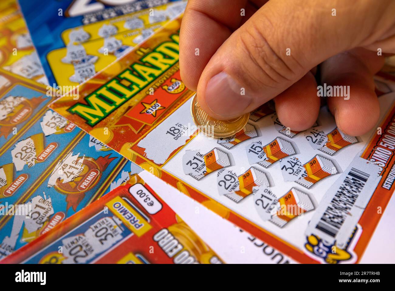Rome, Italie - 17 juin 2023 : loterie de cartes à gratter, billet fortune. Gratter les numéros chanceux avec la pièce. Rédactionnel Banque D'Images
