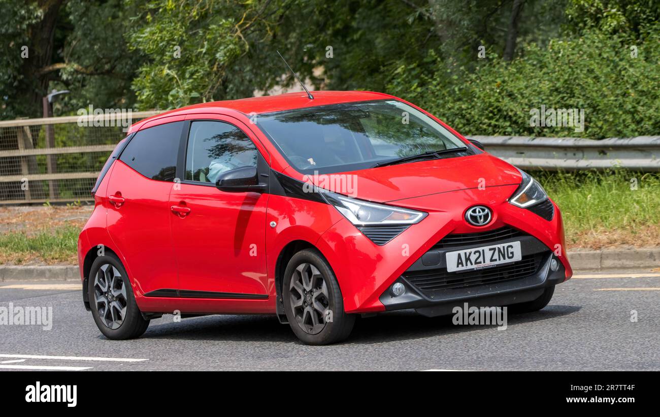 Milton Keynes, Royaume-Uni - 18 juin 2023 : voiture Toyota AYGO 2021 rouge sur une route anglaise Banque D'Images