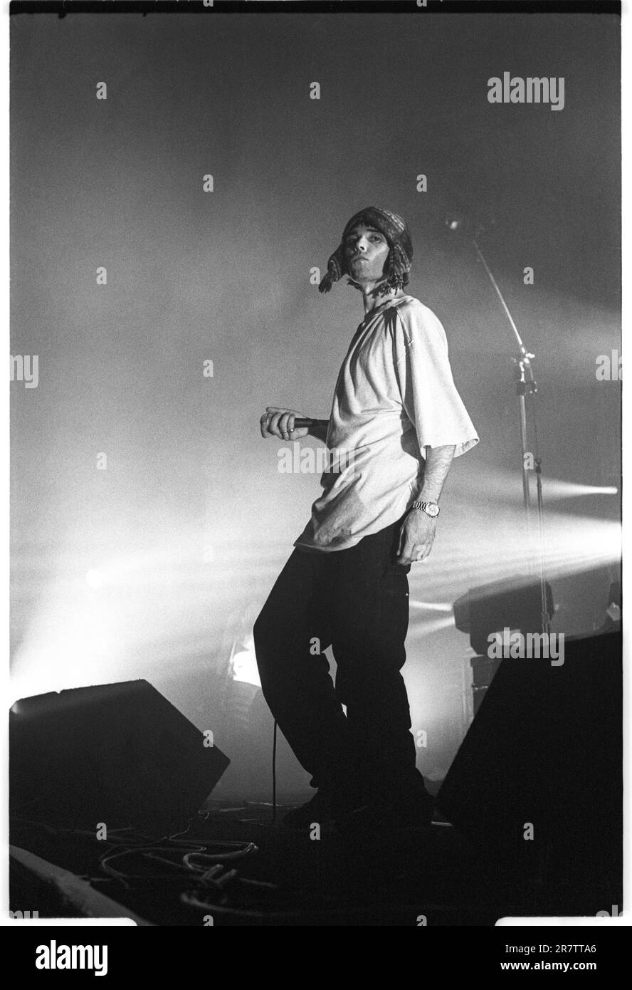 IAN BROWN, THE STONE ROSES, CHANTEUR, 1994 : Ian Brown des Stone Roses jouant au Newport Centre à Newport, pays de Galles, Royaume-Uni en tournée pour promouvoir leur single Love Spreads et leur album second Coming, le 4 décembre 1994. Photo : Rob Watkins Banque D'Images