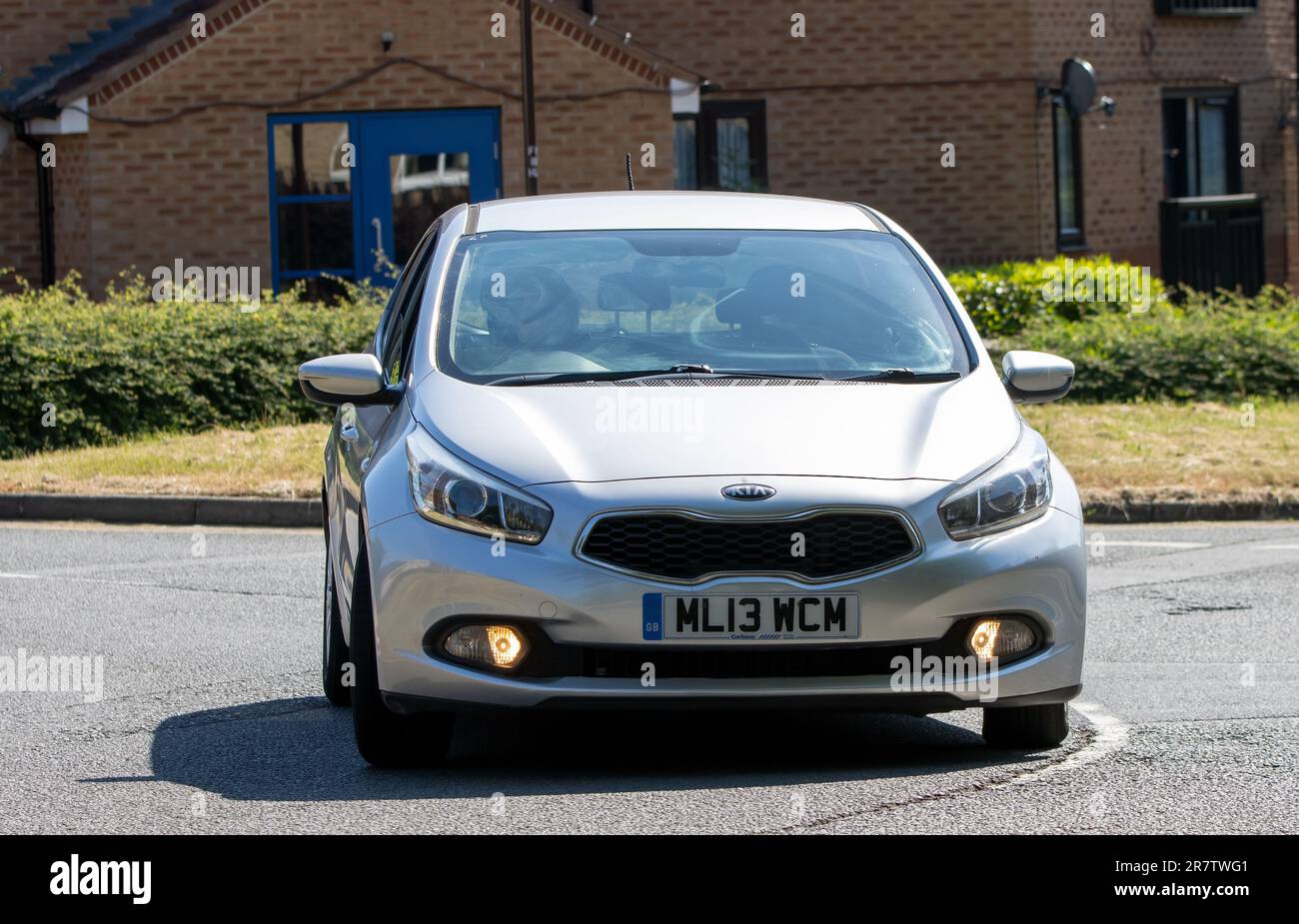 Milton Keynes, Royaume-Uni - 17 juin 2023 : vue de face d'une voiture KIA CEED 2013 diesel argent qui se déplace sur une route anglaise Banque D'Images