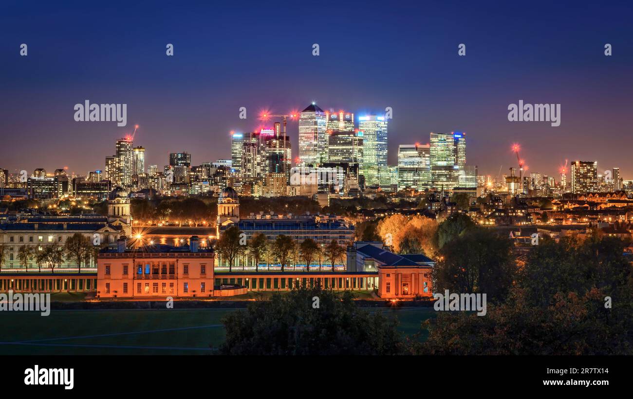 Londres, Royaume-Uni - 25 octobre 2015 : vue nocturne aérienne sur le parc de Greenwich, la maison de la Reine, le Naval College et Canary Wharf avec son siège social Banque D'Images