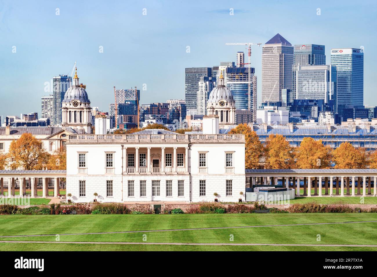 Londres, Royaume-Uni - 25 octobre 2015 : vue de jour d'automne sur la maison de la Reine et le Collège naval et avec la ligne d'horizon de Canary Wharf avec son siège social Banque D'Images