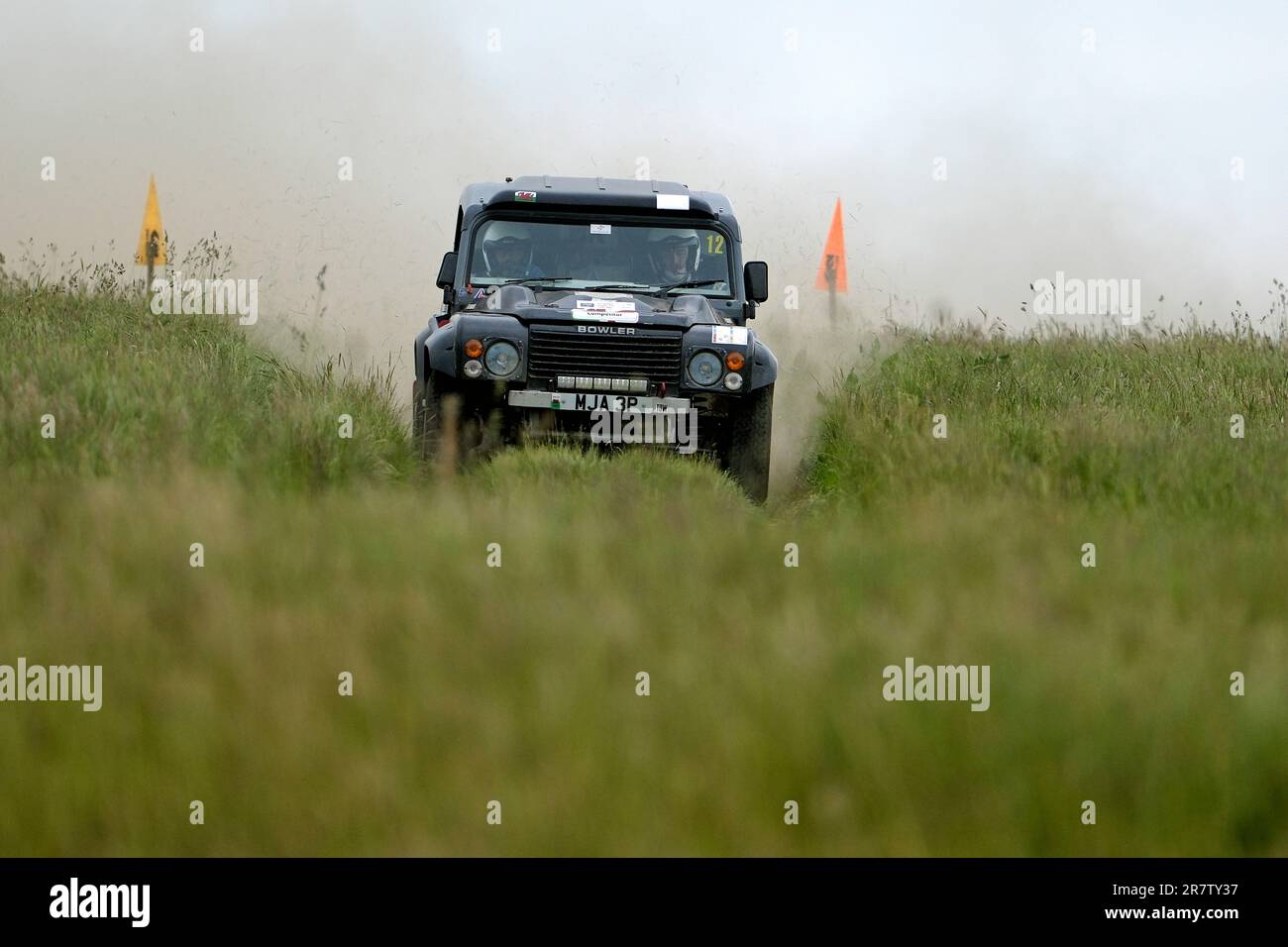 Galashiels, Royaume-Uni. 17th juin 2023. Les concurrents de Mark Allard/Daniel Jones Land Rover Bowler s'attaquent à une scène fermée sur Glendearg, près de Galashiels, aux frontières écossaises. Avec l'entrée de 31 véhicules, l'événement traversera de nouveau des étapes similaires le dimanche 18th juin, ainsi qu'une exposition de démonstration au château de Thirlestane, Lauder, dans le cadre de l'événement Motaing Extravaganza qui aura lieu dans le domaine. C'était le premier jour du Scottish Summer Hill Rally, événement annuel, ( Credit: Rob Gray/Alamy Live News Banque D'Images