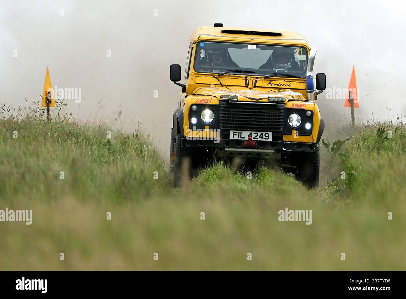 Galashiels, Royaume-Uni. 17th juin 2023. Les concurrents de Chris Ratter/Catriona Entwistle Land Rover Defender 90 s'attaquent à une scène fermée sur Glendearg, près de Galashiels, aux frontières écossaises. Avec l'entrée de 31 véhicules, l'événement traversera de nouveau des étapes similaires le dimanche 18th juin, ainsi qu'une exposition de démonstration au château de Thirlestane, Lauder, dans le cadre de l'événement Motaing Extravaganza qui aura lieu dans le domaine. C'était le premier jour du Scottish Summer Hill Rally, événement annuel, ( Credit: Rob Gray/Alamy Live News Banque D'Images