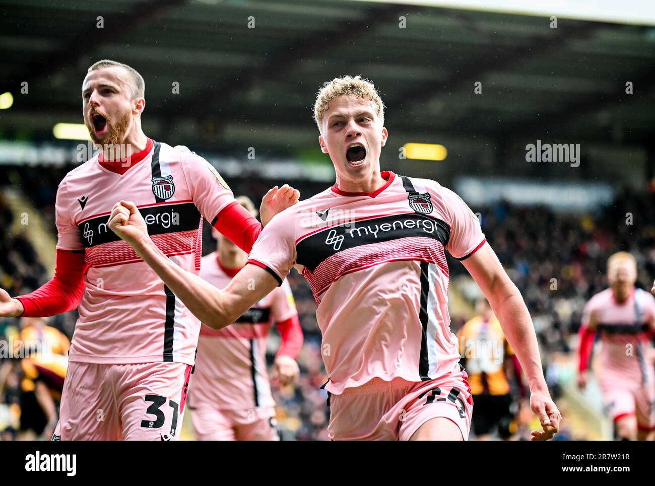 Andy Smith a obtenu un score lors du match de football de la Ligue FEL du Sky Bet, deux matchs entre le Bradford City FC et le Grimsby Town FC au stade de l'Université de Bradford Banque D'Images
