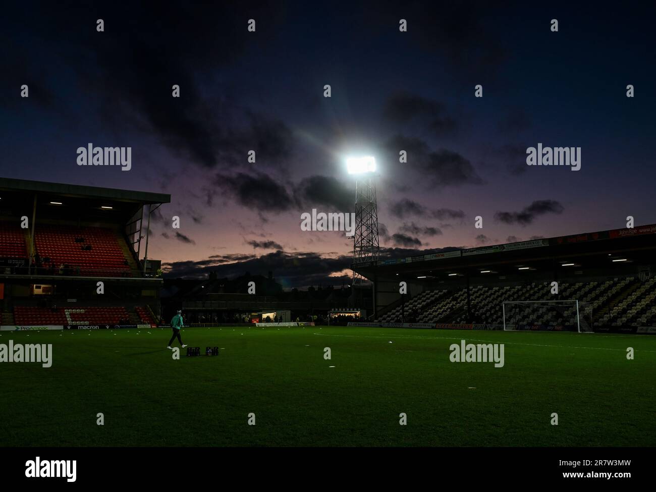 Coucher de soleil avant le troisième match de football de la coupe FA entre le FC Grimsby Town et le FC Burton Albion, à Blundell Park, Cleethorpes, en Angleterre, le 7th Banque D'Images