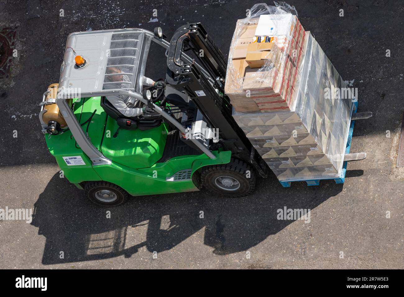 Le Havre, France, chariot élévateur à fourche alimenté par du GPL chargeant des fournitures de navires à quai dans le port du Havre. Banque D'Images