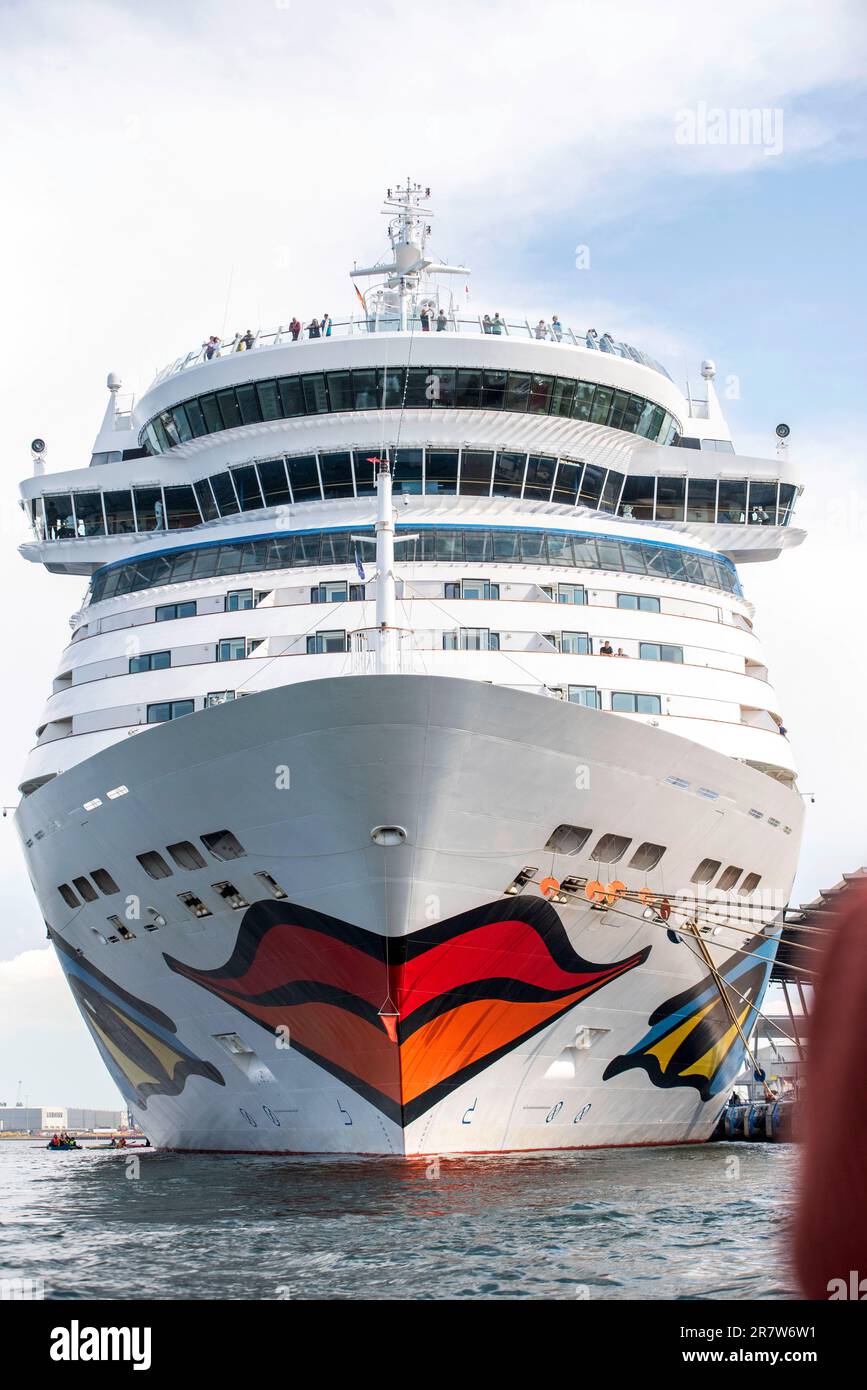 17 juin 2023, Mecklembourg-Poméranie occidentale, Rostock-Warnemünde: Le bateau de croisière 'Aida Diva' est amarré au centre de croisière de Warnemünde. Les activistes du climat ont essayé d'empêcher le navire de partir sur des canots et des bateaux gonflables. Les activistes ont lancé une action contre le tourisme de croisière. Photo: Frank Hormann/dpa Banque D'Images