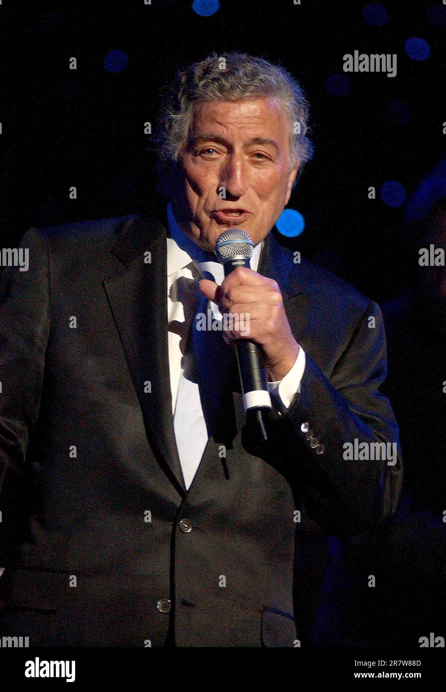 Tony Bennett sur scène au MusiCares Show, 2004 crédit: Ron Wolfson / MediaPunch Banque D'Images