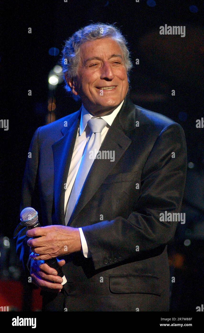 Tony Bennett sur scène au MusiCares Show, 2004 crédit: Ron Wolfson / MediaPunch Banque D'Images