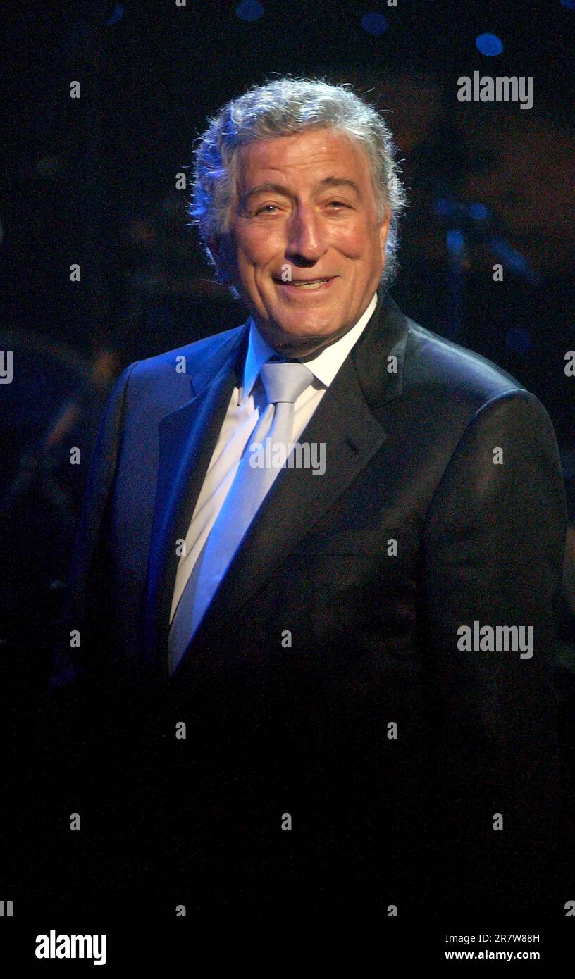 Tony Bennett sur scène au MusiCares Show, 2004 crédit: Ron Wolfson / MediaPunch Banque D'Images