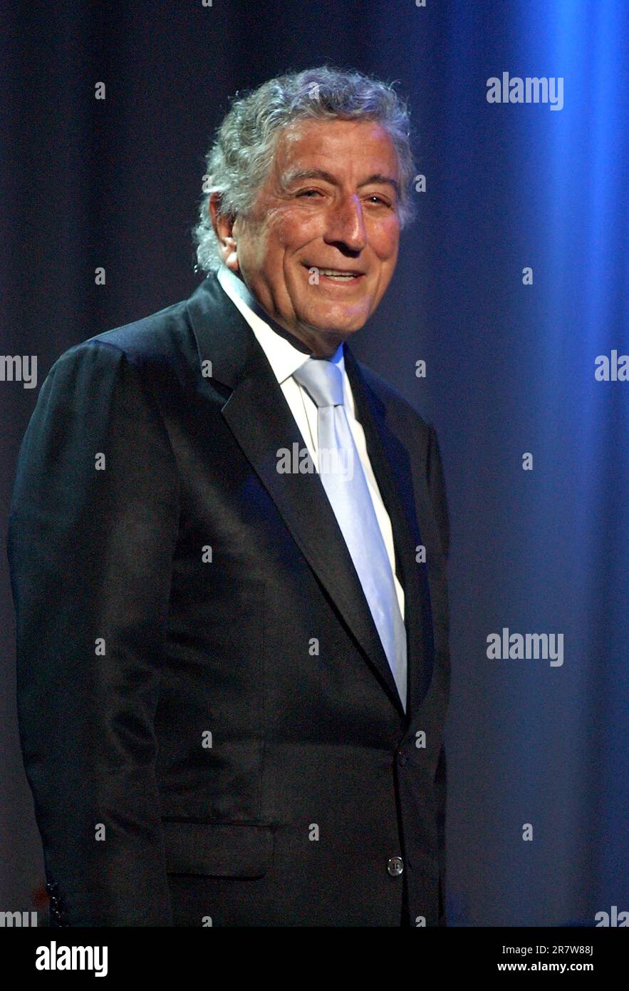 Tony Bennett sur scène au MusiCares Show, 2004 crédit: Ron Wolfson / MediaPunch Banque D'Images