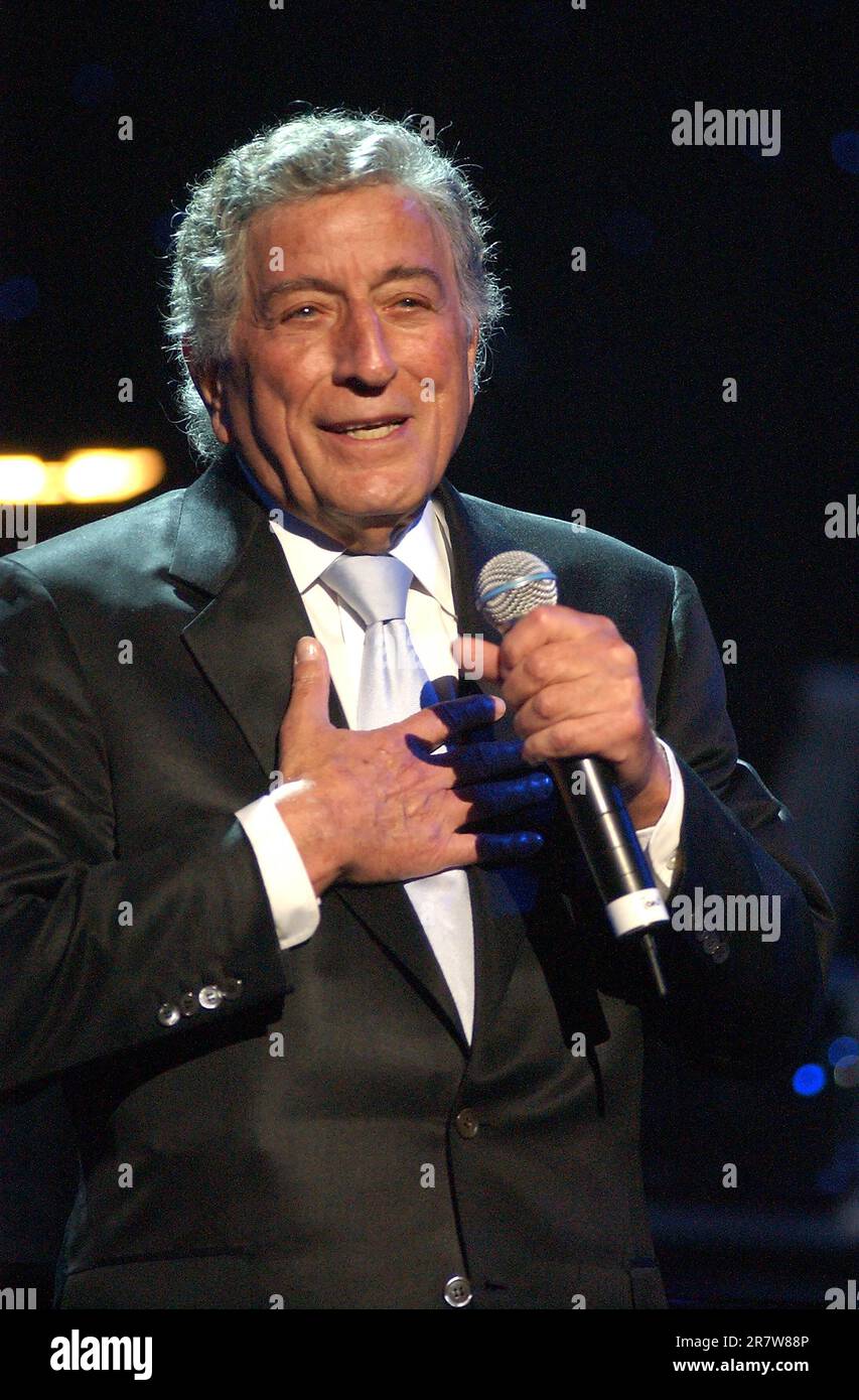 Tony Bennett sur scène au MusiCares Show, 2004 crédit: Ron Wolfson / MediaPunch Banque D'Images
