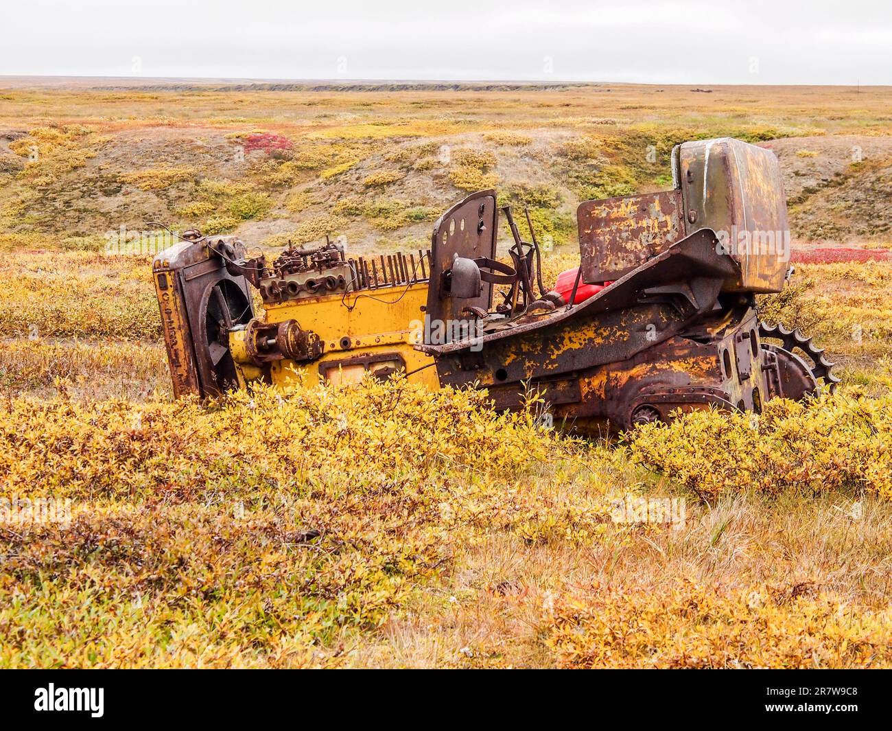 Reste d'un tracteur Caterpillar RD-7 laissé dans la toundra d'une exploitation minière de charbon des années 1940 près du village d'Arqasuk, dans le nord de l'Alaska. Banque D'Images