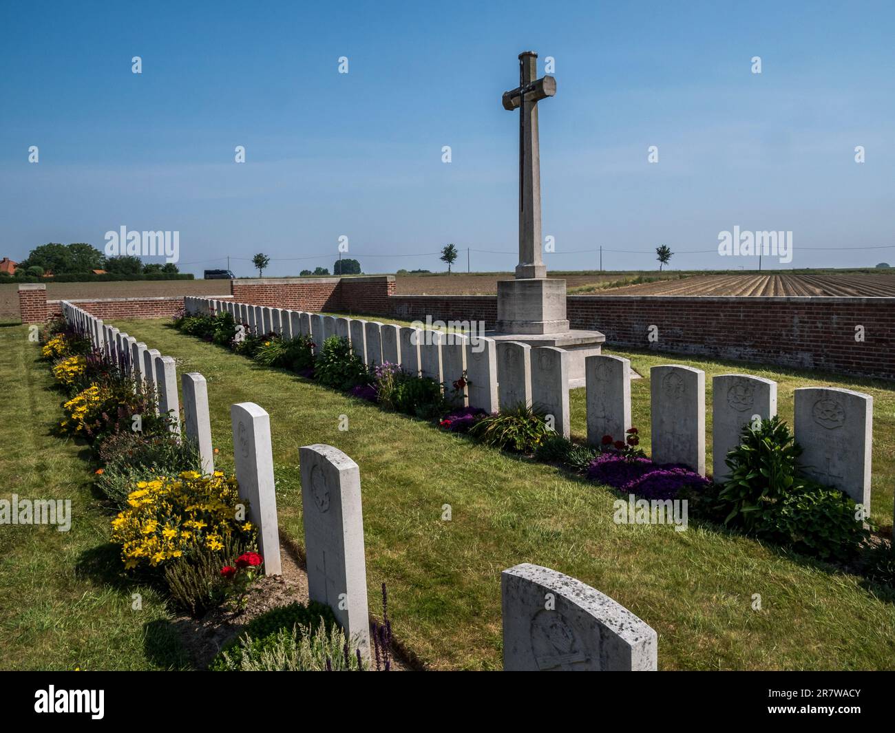L'image est du CWGC No Mans Cot Cimetière situé sur le champ de bataille des Flandres qui est littéralement dans le No-Mans Land à Boezinghe près d'Ypres. Banque D'Images