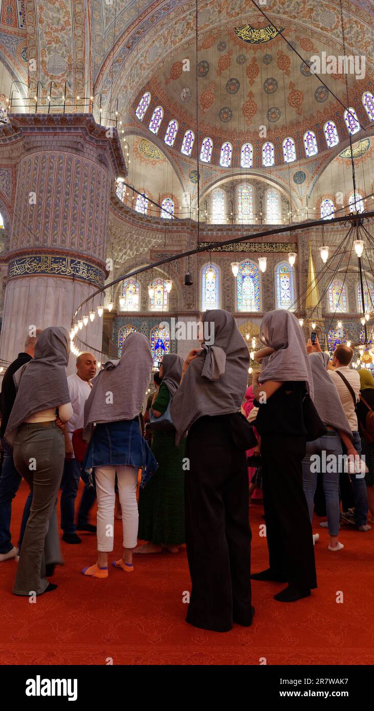 Visiteurs à l'intérieur de la Mosquée Bleue alias Mosquée Sultan Ahmed, Istanbul, Turquie Banque D'Images