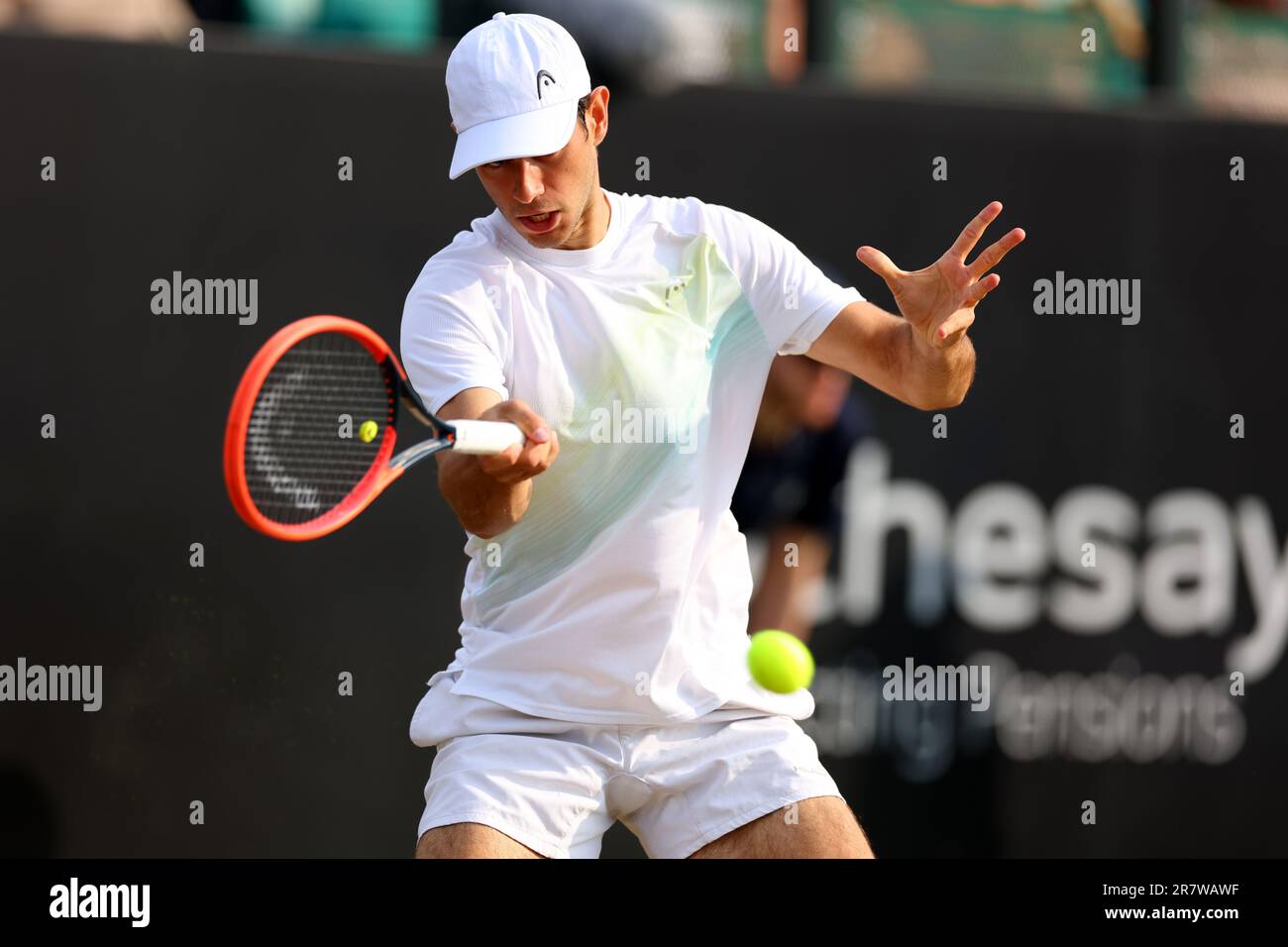 17th juin 2023; Nottingham tennis Centre, Nottingham, Angleterre: Rothesay Nottingham Open, jour 6; Nuno Borges avec une photo d'avant-main à Andy Murray Banque D'Images