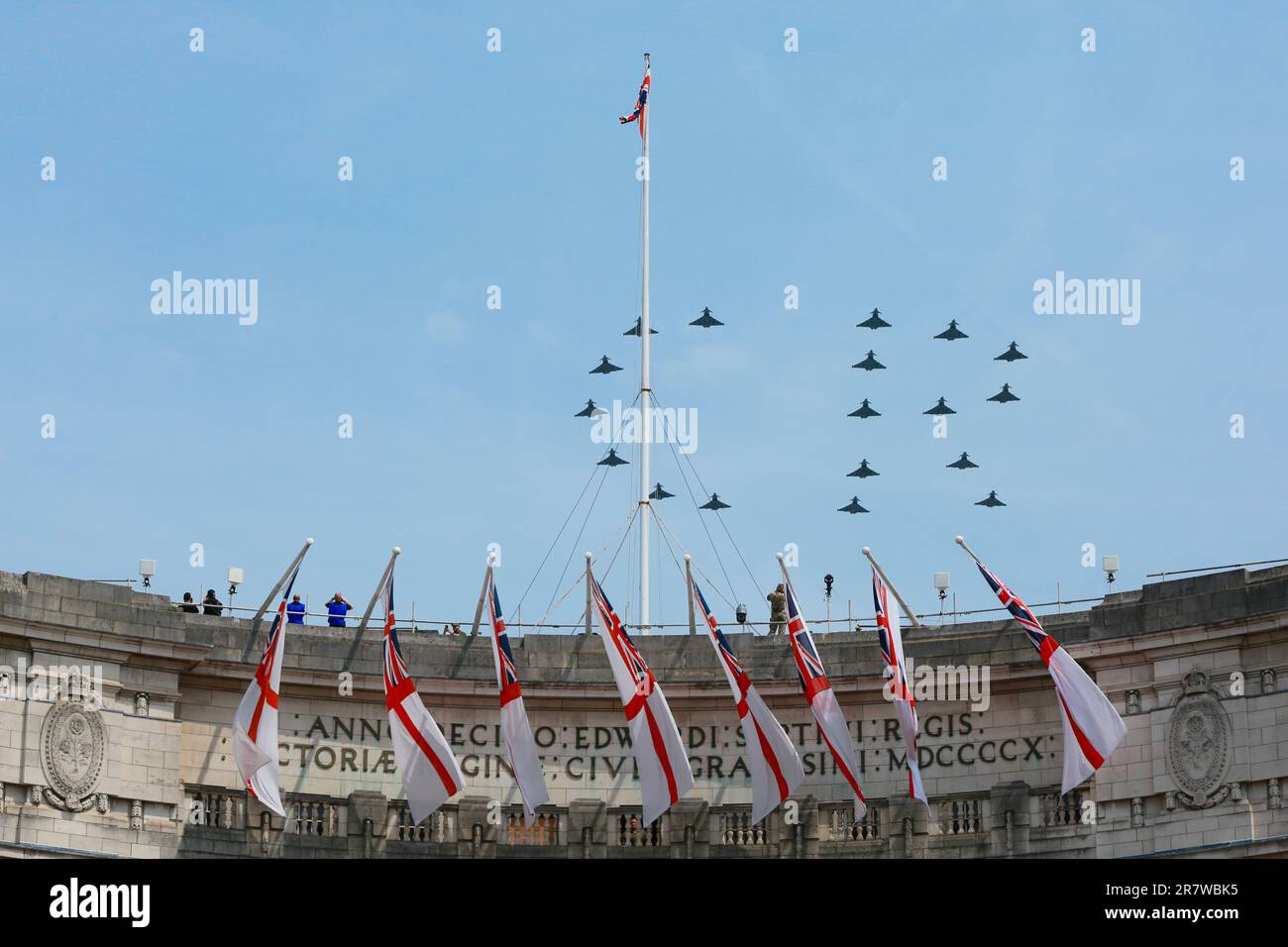 Londres, Royaume-Uni. 17 juin 2023. Les typhons de la RAF forment le CR de cypher du roi. Flipper pour Trooping the Color sur le Mall pour célébrer l'anniversaire officiel du roi Charles III. Credit: Waldemar Sikora/Alay Live News Banque D'Images