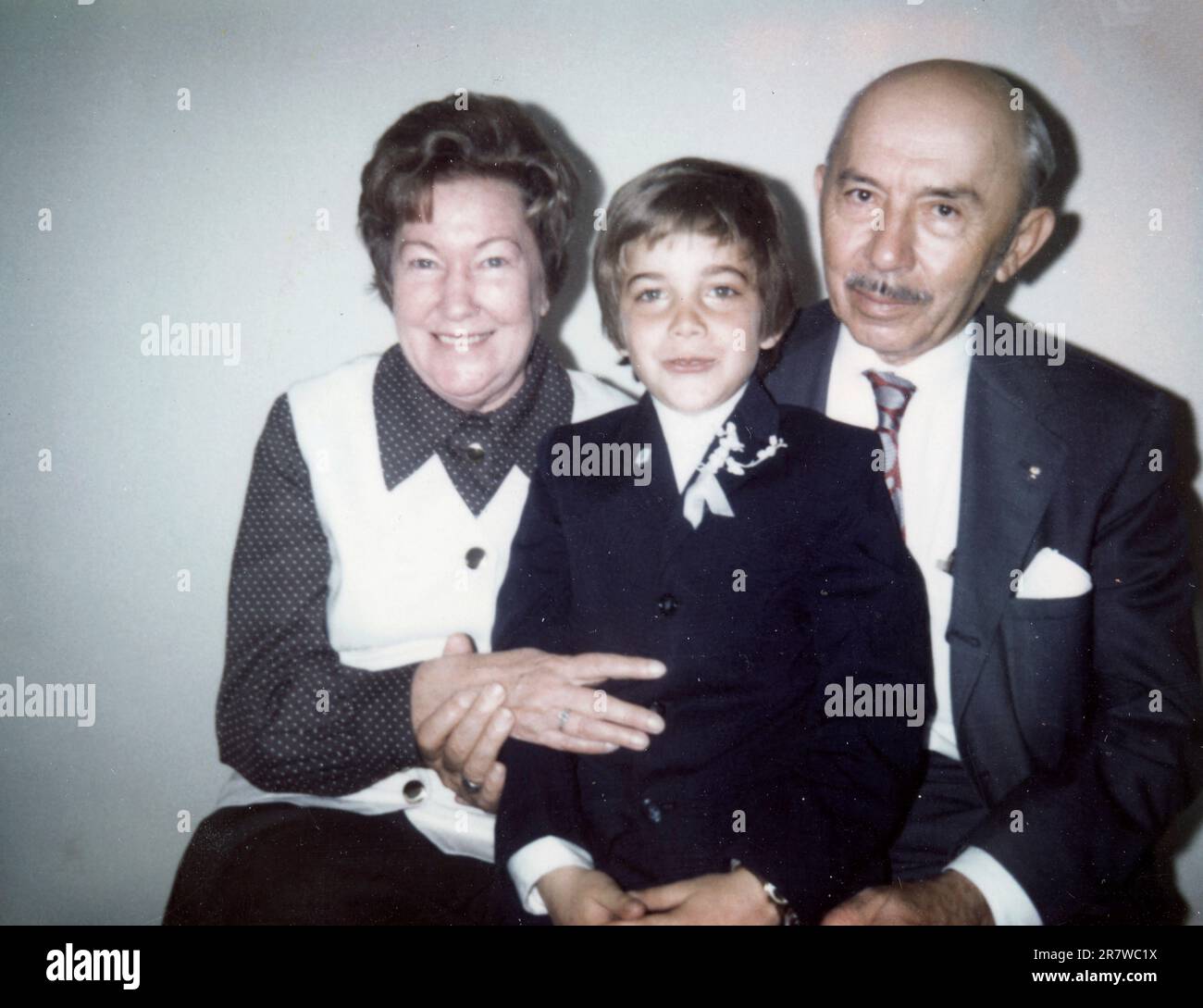 Les grands-parents posent avec leur petit-fils sur sa première communion sainte en 1972 Banque D'Images