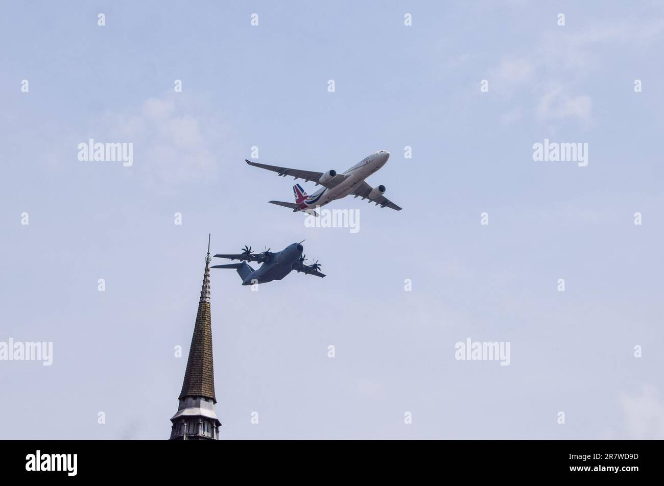 Londres, Royaume-Uni. 17th juin 2023. Les avions de la Royal Air Force (RAF) passent au-dessus du centre de Londres pendant le Trooping The Color Flycast, célébrant l'anniversaire du roi Charles III Crédit : SOPA Images Limited/Alamy Live News Banque D'Images