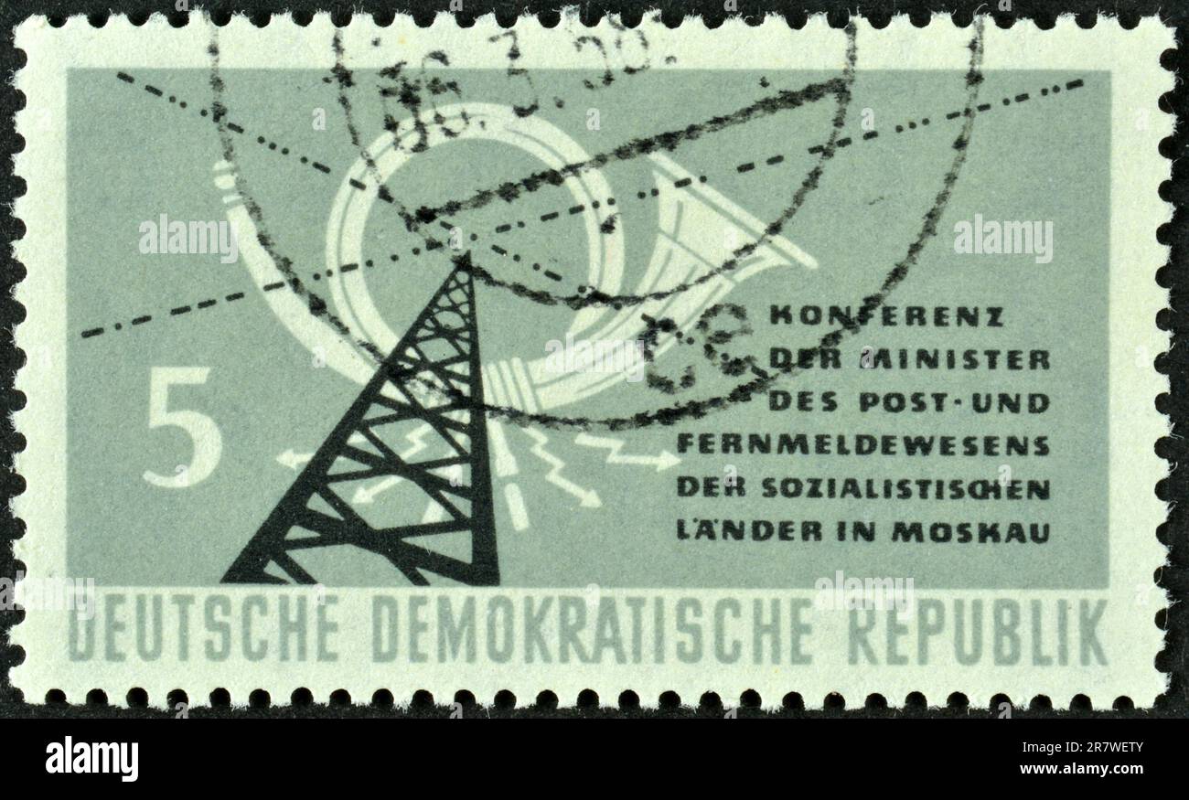 Timbre-poste annulé imprimé par la République démocratique allemande, qui montre la tour de radio, le code Morse, la corne de poste, Conférence des ministres des postes, vers 1958. Banque D'Images