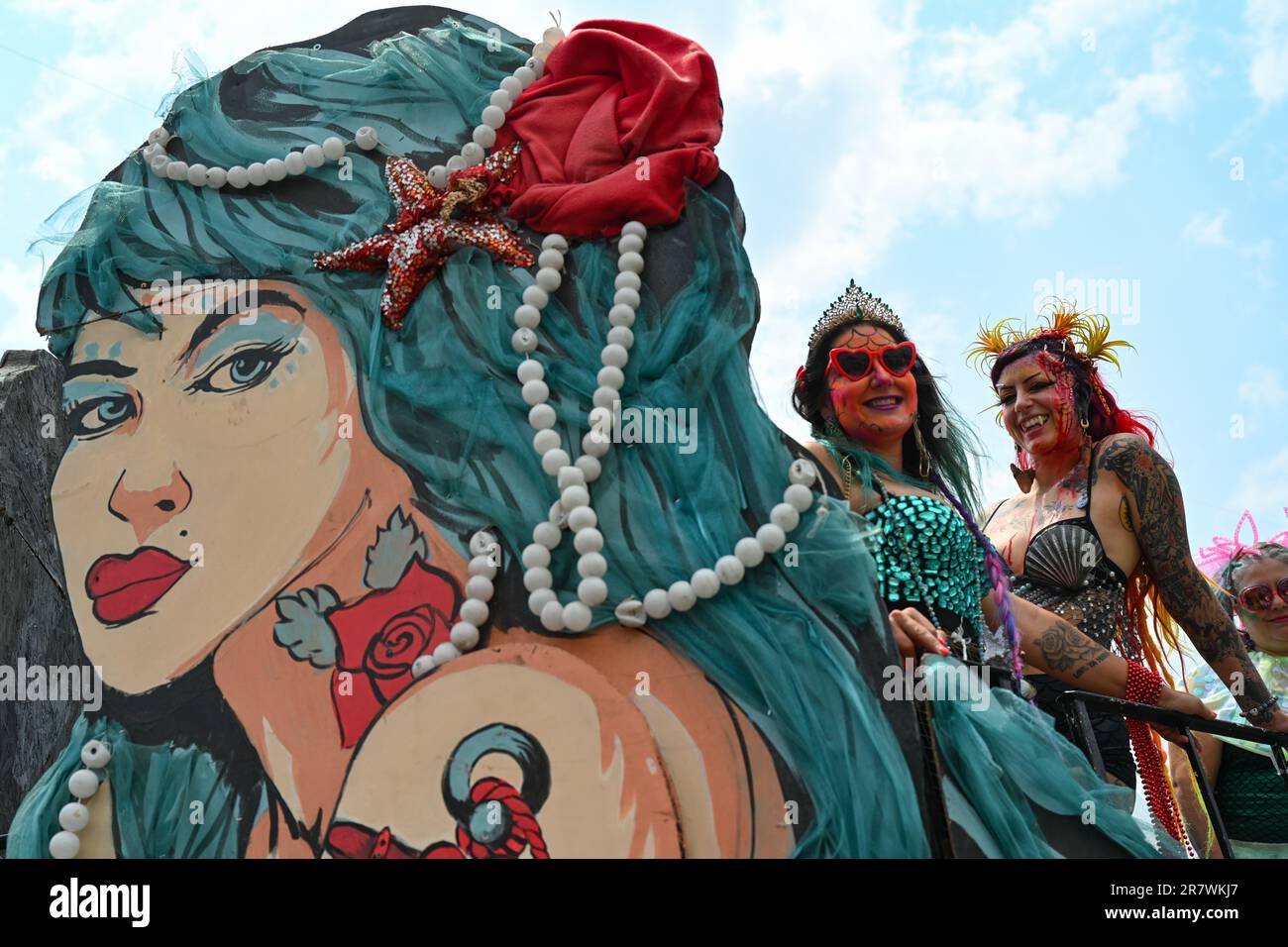 Les personnes vêtues de costumes défilent lors de la parade annuelle de la sirène 41st sur l'île de Coney, à 17 juin 2023, dans la ville de New York. Banque D'Images