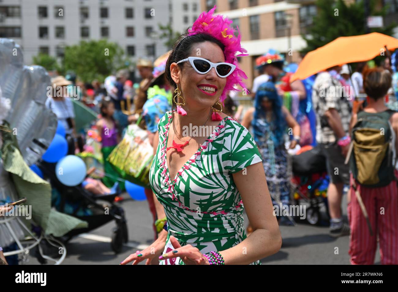 Les personnes vêtues de costumes défilent lors de la parade annuelle de la sirène 41st sur l'île de Coney, à 17 juin 2023, dans la ville de New York. Banque D'Images