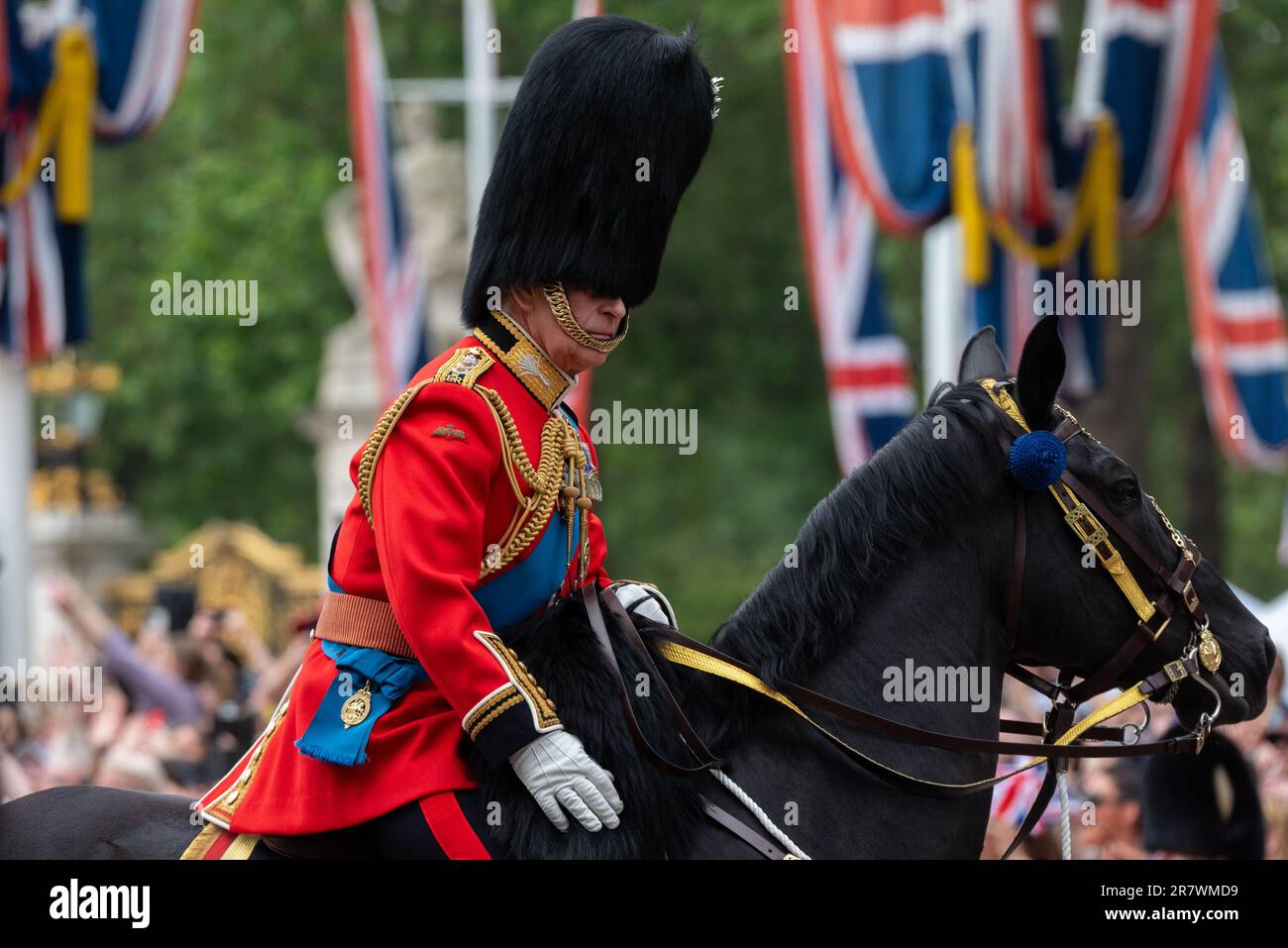 King Charles III à cheval au Trooping The Color 2023 dans le Mall, Londres, Royaume-Uni. Équitation dans un cheval nommé Noble Banque D'Images