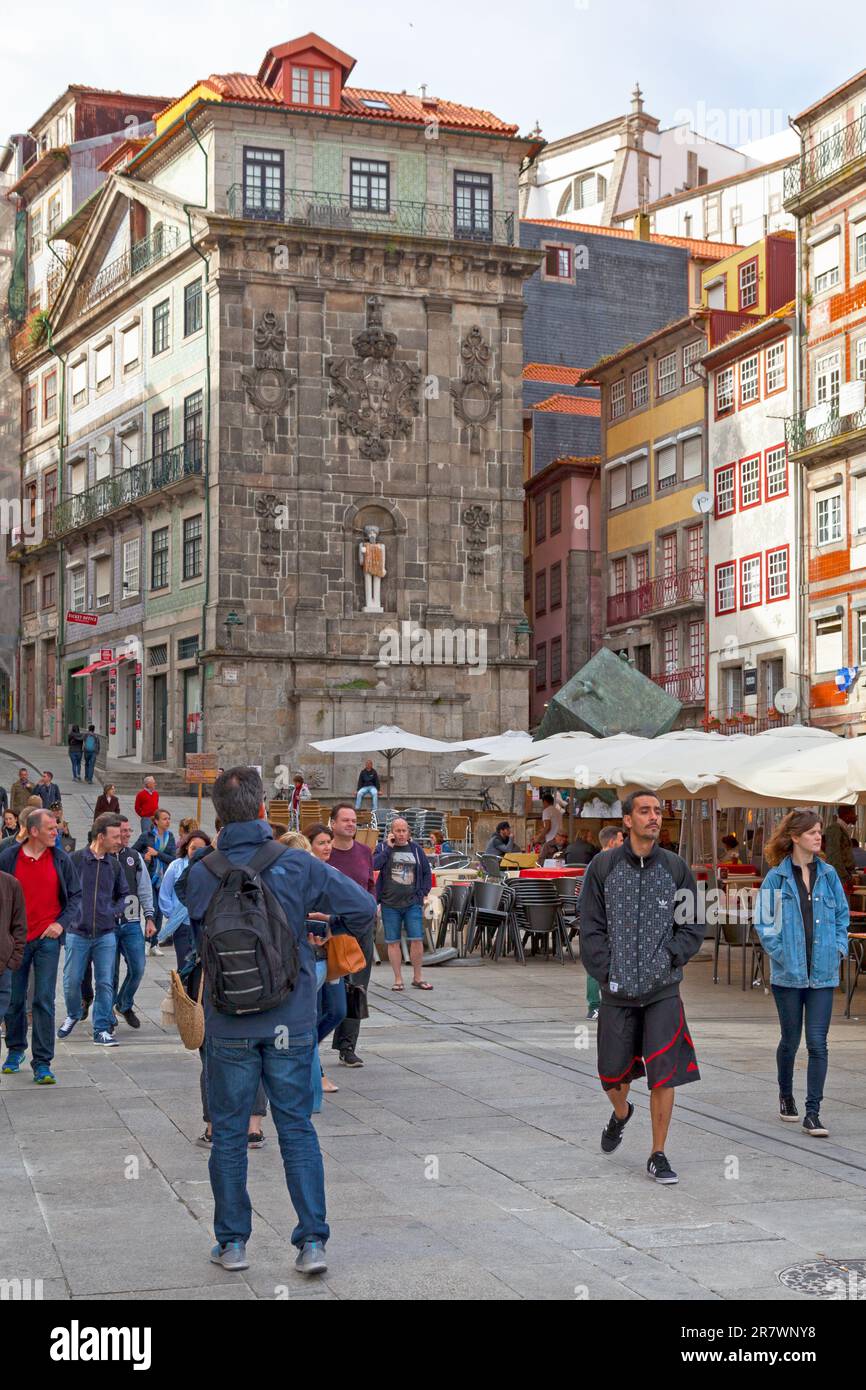 Porto, Portugal - 04 juin 2018: La place Ribeira (en portugais: Praça da Ribeira) est une place de ville incluse dans le centre historique de la ville, desi Banque D'Images