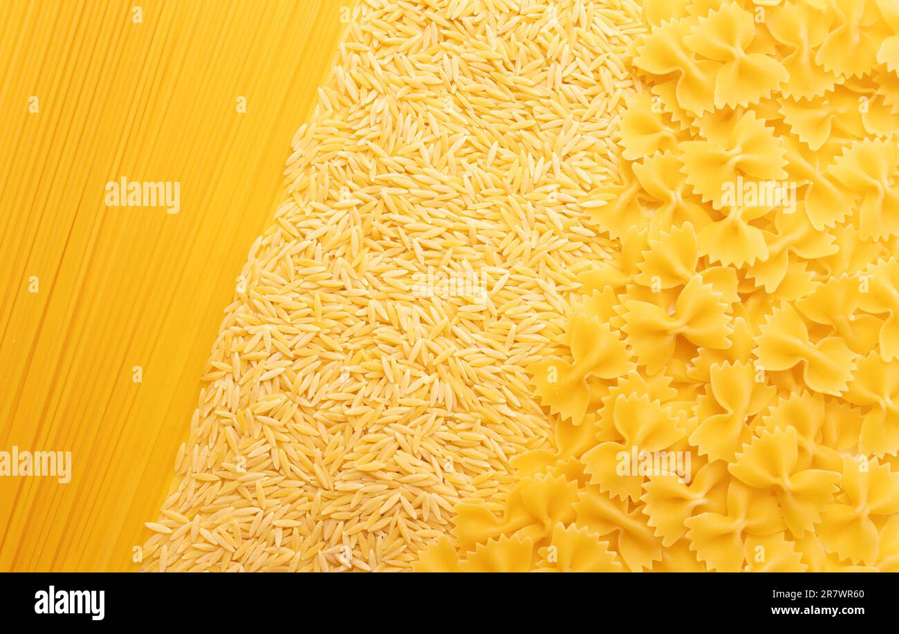 Texture de fond de risoni séché, pâtes orzo, spaghetti, farfalle ...