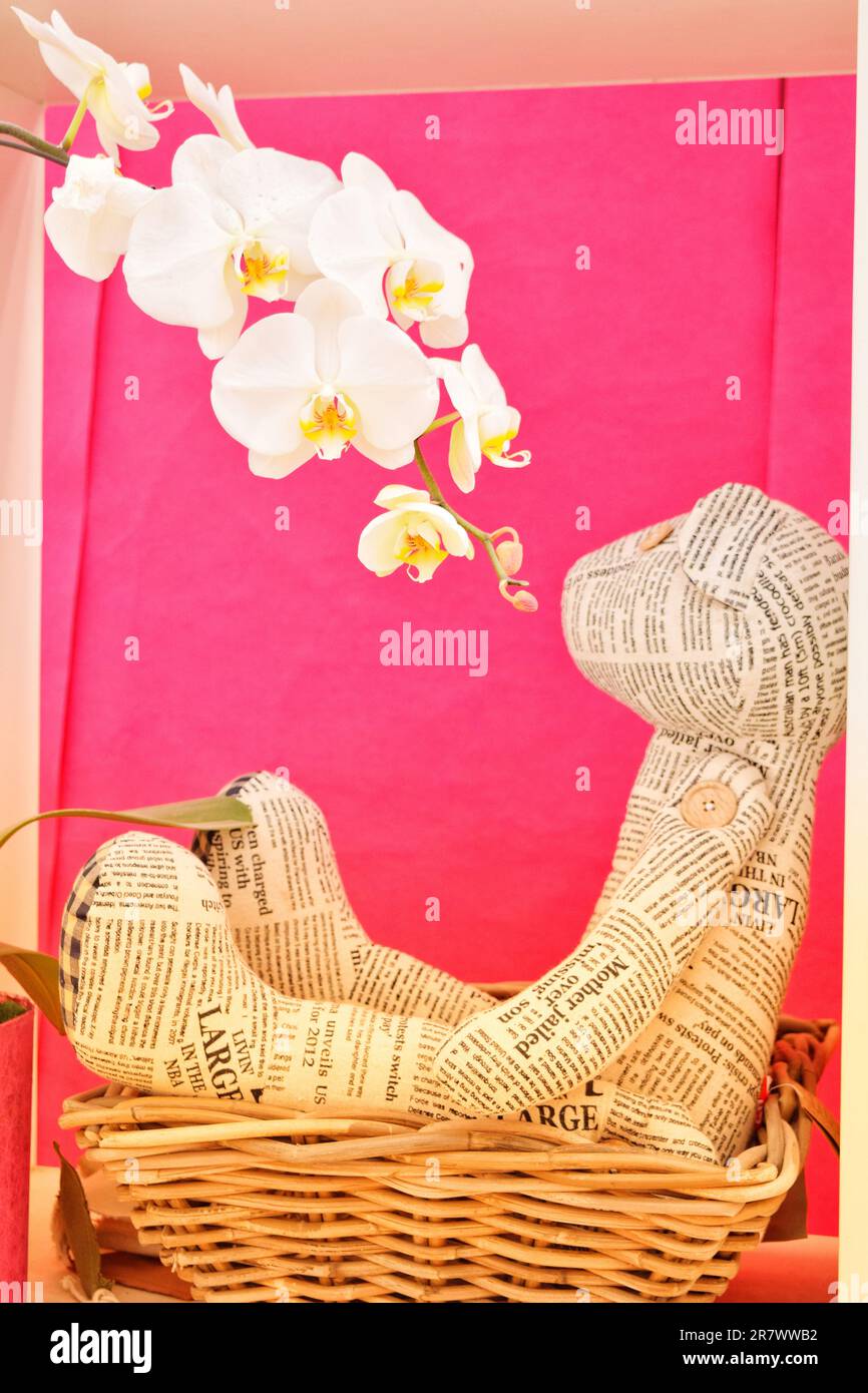 De charmantes décorations pour la maison et de charmantes figurines pour ajouter personnalité et style. Céramiques complexes, tentures murales vibrantes, etc Banque D'Images