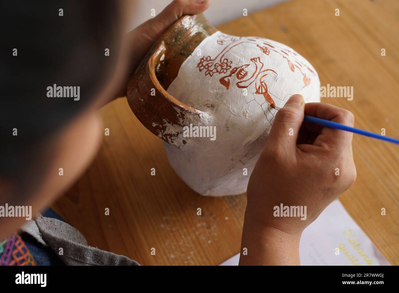 Femme guatémaltèque en huipil traditionnel robe peinture sur pot d'argile Banque D'Images