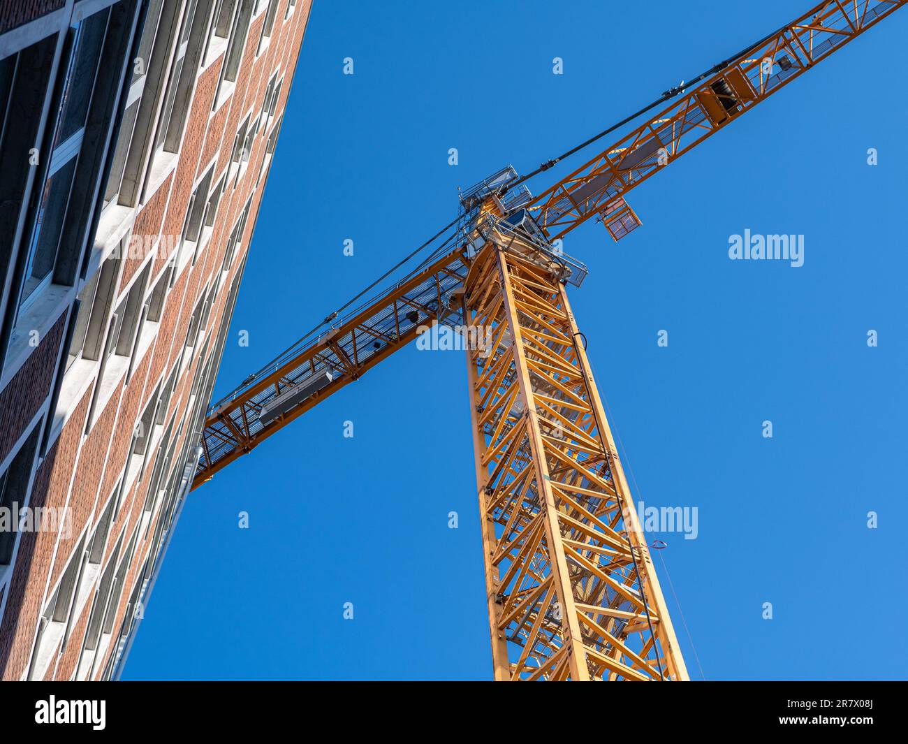 La grue à tour a été démontée en juin 2023 après la fin du projet de construction de la tour à Norrköping, en Suède Banque D'Images
