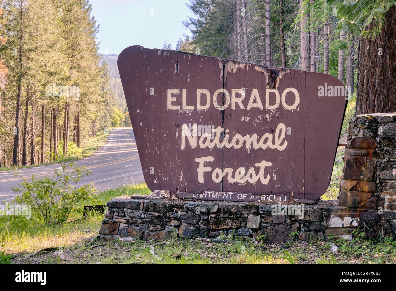 Panneau de bienvenue de la forêt nationale d'Eldorado le long de la route en Californie Banque D'Images