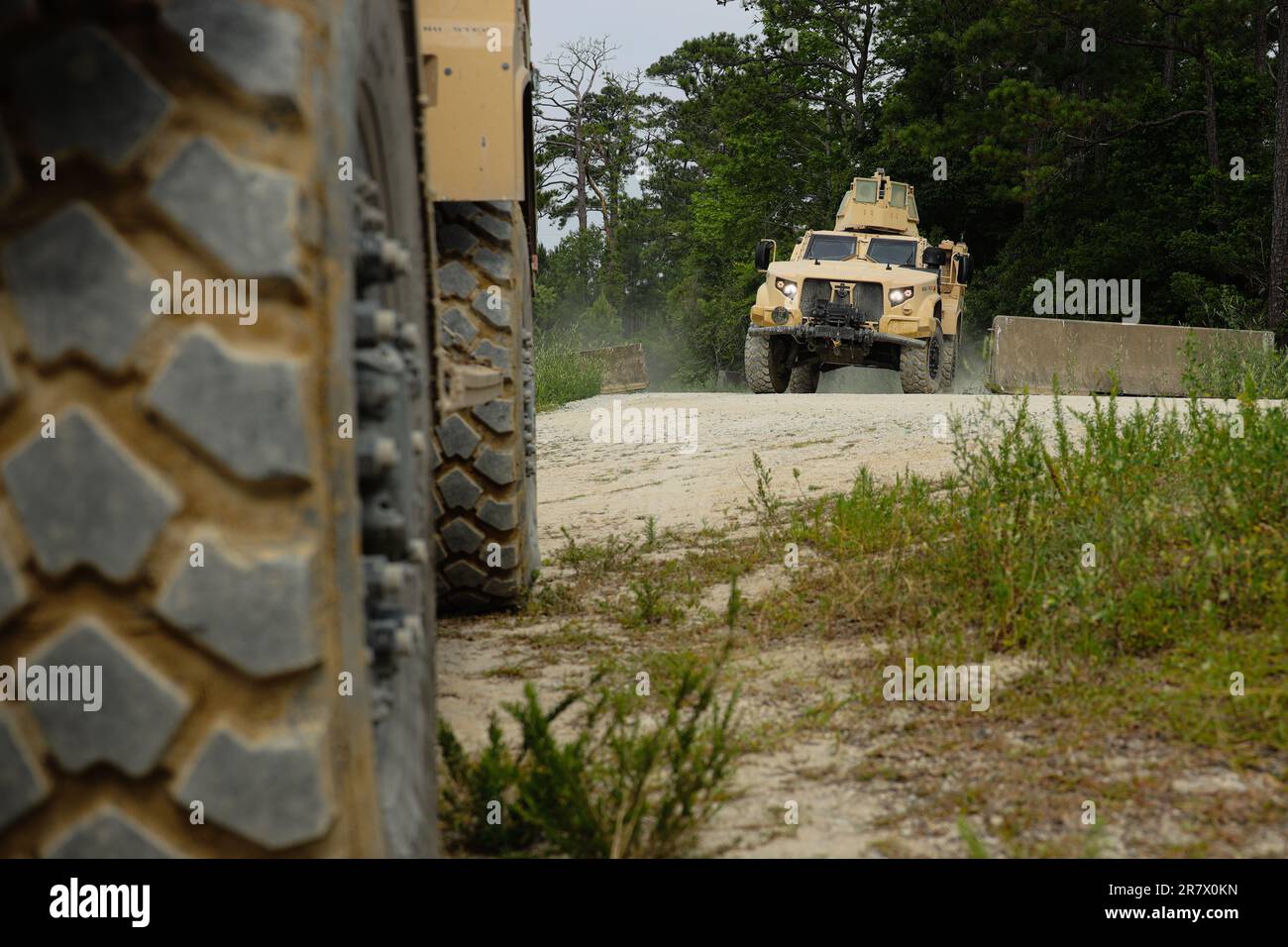 ÉTATS-UNIS Marines avec l'École de conduite de véhicules automobiles secondaires (EVIDS) du Groupe de logistique maritime 2nd complète la gamme d'entraînement aux opérations de véhicules de combat (CVOT) au Camp Lejeune, en Caroline du Nord, en 16 juin 2023. Marines et MVIDS forment des conducteurs de véhicules marins étudiants sur la gamme CVOT pour renforcer la confiance dans les capacités des étudiants à surmonter les obstacles, à manœuvrer sur des terrains accidentés et à inculquer la confiance dans les capacités de leurs véhicules. (É.-U. Photo du corps marin par le caporal Mary Kohlmann de lance) Banque D'Images