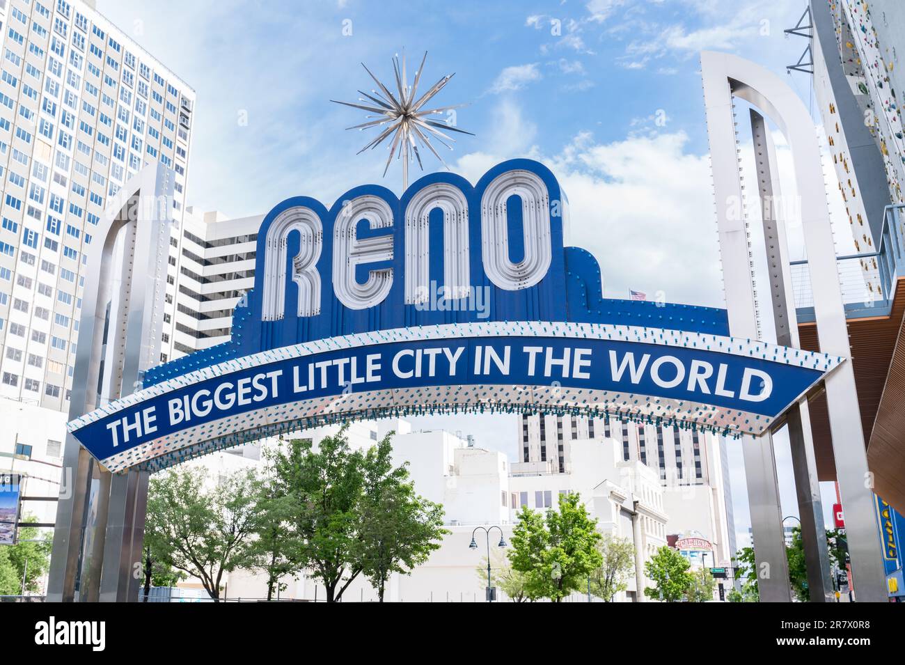 Reno, NV - 24 mai 2023: Célèbre panneau Reno qui s'étend sur la rue Virginia accueille les visiteurs lorsqu'ils entrent dans la ville. Banque D'Images