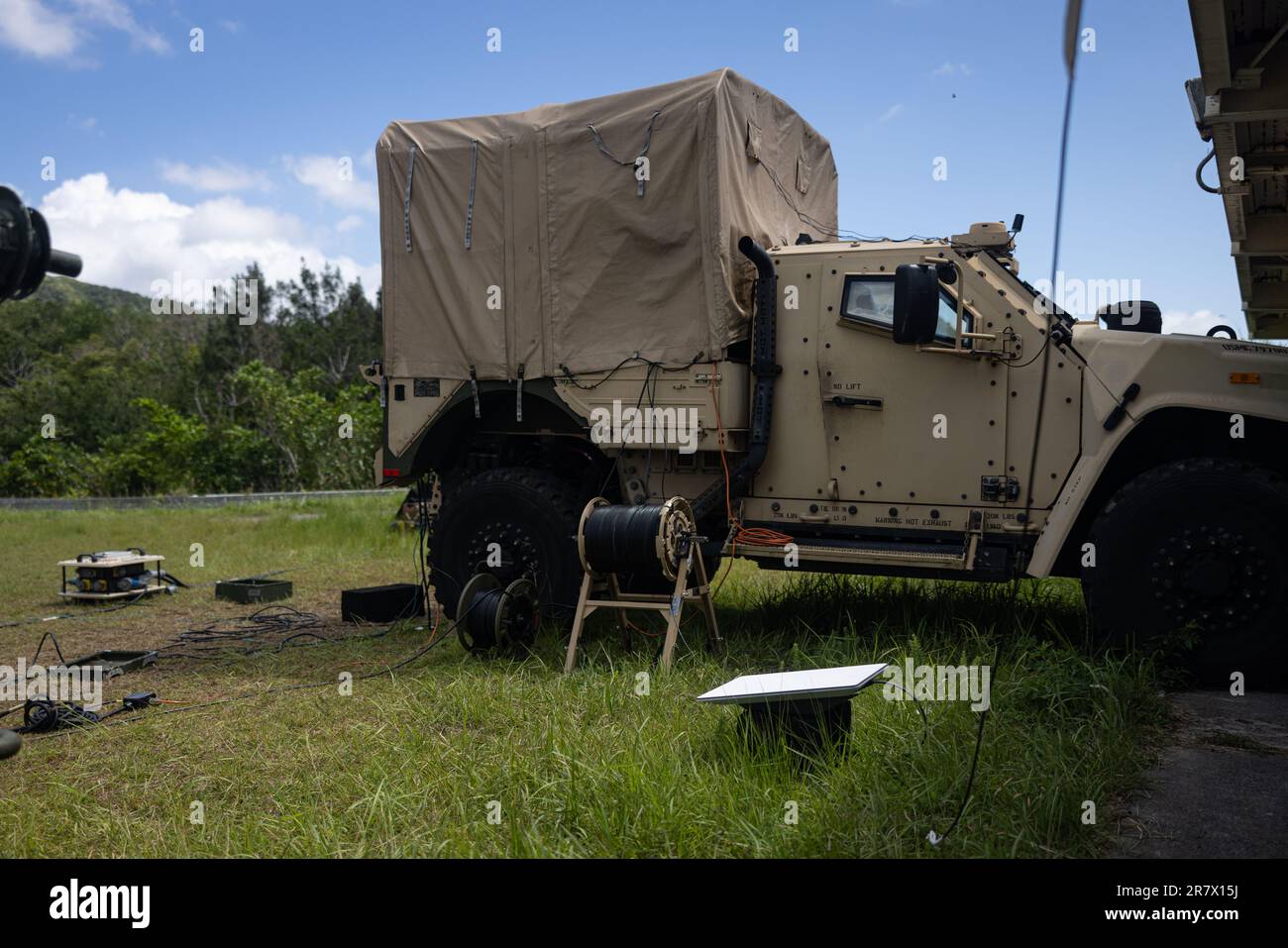 Un système de bouclier d'étoile est utilisé pendant l'exercice Vanguard sur Camp Hansen, Okinawa, Japon, 8 juin 2023. III MIG joue le rôle d'avant-garde du MEF III, opérant dans l'environnement d'information de la région Indo-Pacifique, et soutient les opérations de la Force opérationnelle Marine Air au sol grâce à des capacités de communication, de renseignement et de liaison avec les armes de soutien. (É.-U. Photo du corps marin par le caporal Joseph E. DeMarcus de lance) Banque D'Images
