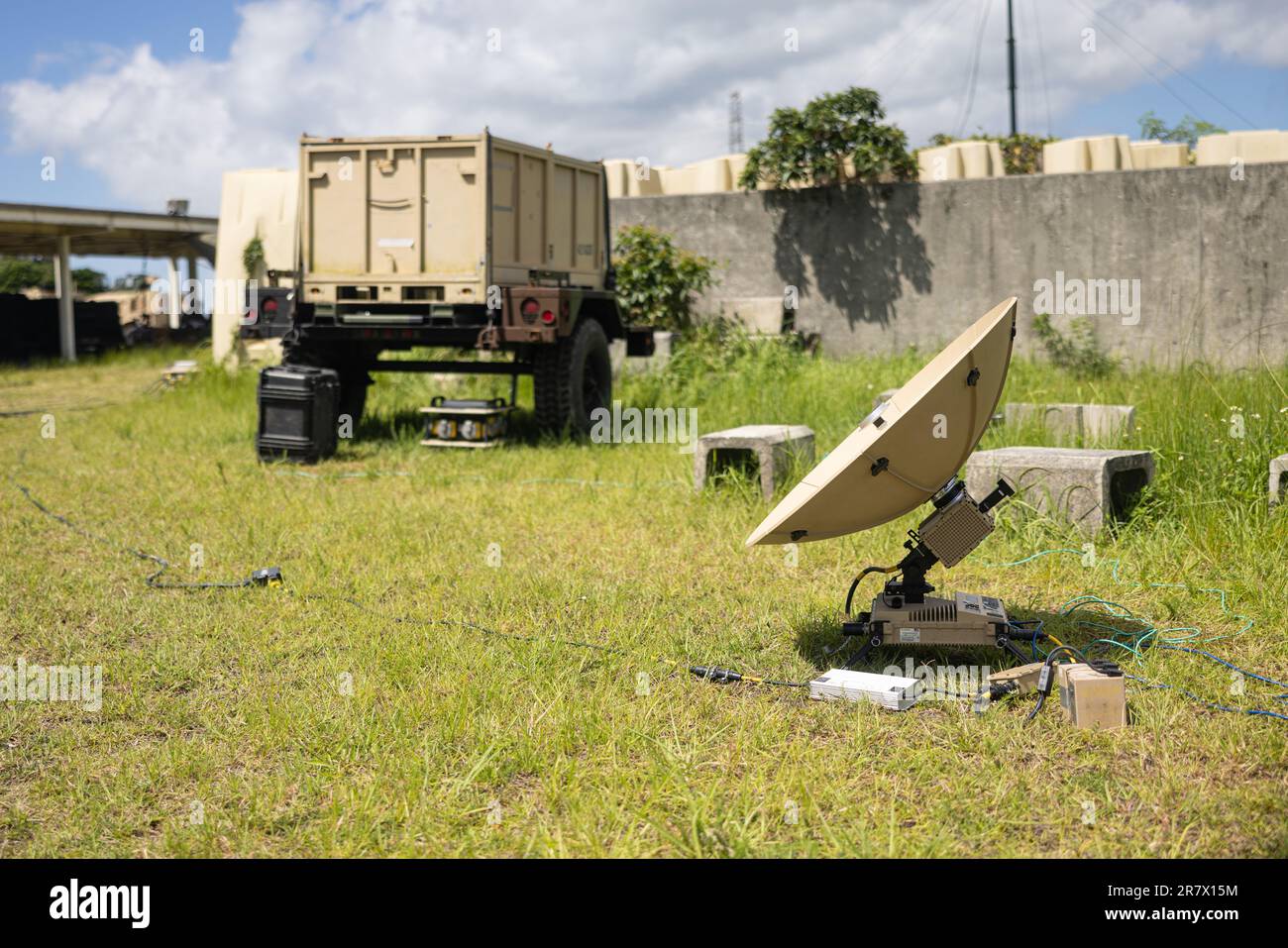 Un terminal expéditionnaire à système bibande de corps de Marine est utilisé pendant l'exercice Vanguard sur le camp Hansen, Okinawa, Japon, 8 juin 2023. III MIG joue le rôle d'avant-garde du MEF III, opérant dans l'environnement d'information de la région Indo-Pacifique, et soutient les opérations de la Force opérationnelle Marine Air au sol grâce à des capacités de communication, de renseignement et de liaison avec les armes de soutien. (É.-U. Photo du corps marin par le caporal Joseph E. DeMarcus de lance) Banque D'Images
