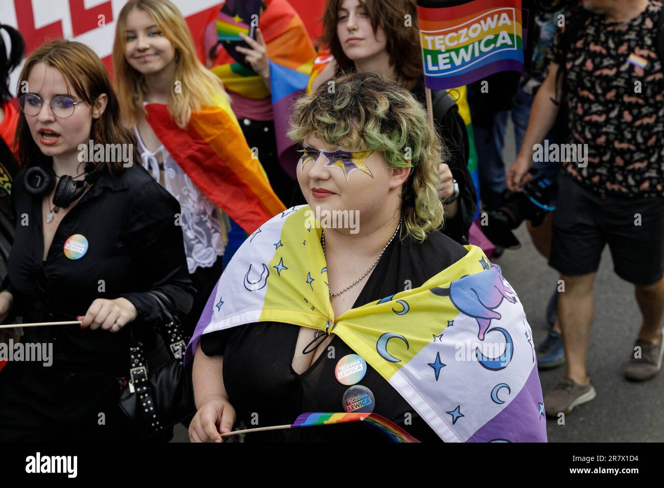 Varsovie, Pologne. 17th juin 2023. Les gens défilent dans la rue pendant la parade de l'égalité de Varsovie. Cette année, le défilé de l'égalité a été consacré aux droits des personnes transgenres et a été célébré sous le slogan «nous prédisons l'égalité et la beauté! Le défilé de l'égalité a traversé les rues de Varsovie pour la 17th fois. C'est la plus grande manifestation des communautés LGBTQ en Pologne. Crédit : SOPA Images Limited/Alamy Live News Banque D'Images