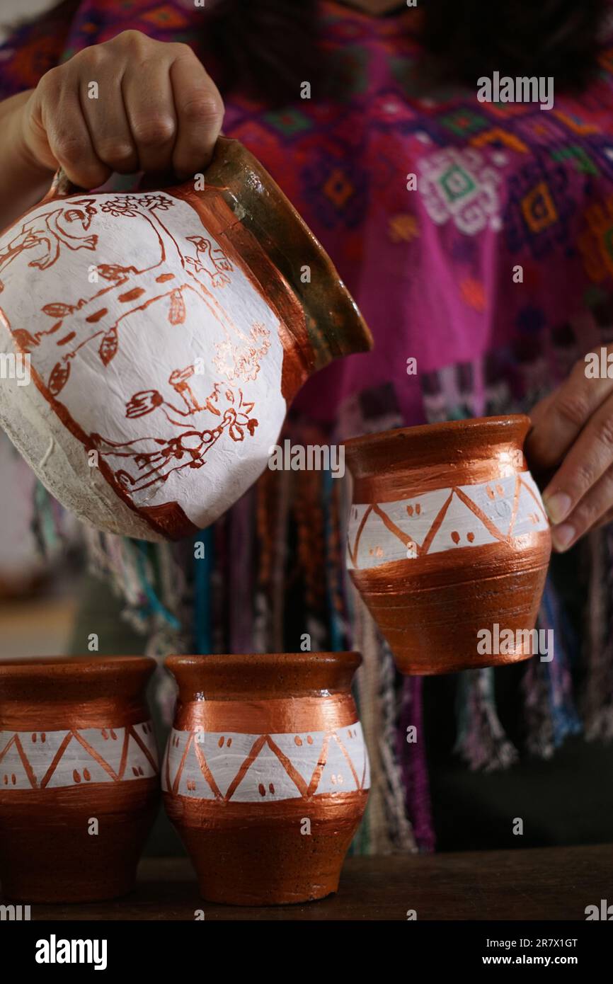 Femme maya guatémaltèque préparant du chocolat chaud ou du café Banque D'Images