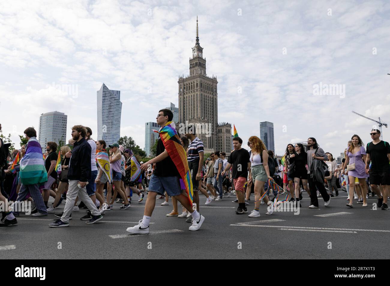 Varsovie, Pologne. 17th juin 2023. Les gens défilent dans le centre-ville lors de la parade de l'égalité de Varsovie. Cette année, le défilé de l'égalité a été consacré aux droits des personnes transgenres et a été célébré sous le slogan «nous prédisons l'égalité et la beauté! Le défilé de l'égalité a traversé les rues de Varsovie pour la 17th fois. C'est la plus grande manifestation des communautés LGBTQ en Pologne. (Photo de Volha Shukaila/SOPA Images/Sipa USA) crédit: SIPA USA/Alay Live News Banque D'Images