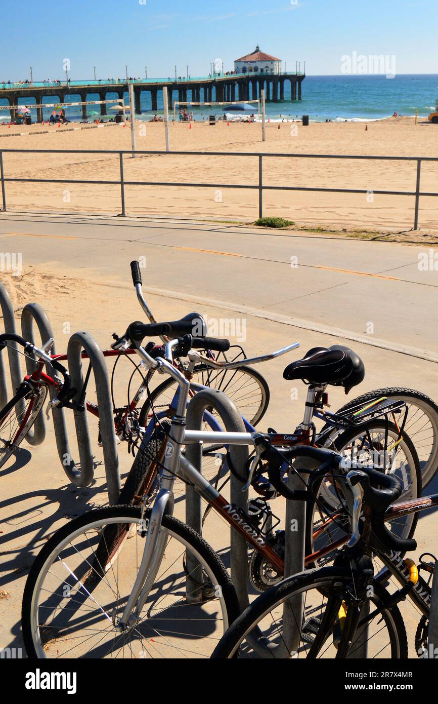 Vélos garés sur la côte à proximité de la jetée à Manhattan Beach, Californie Banque D'Images