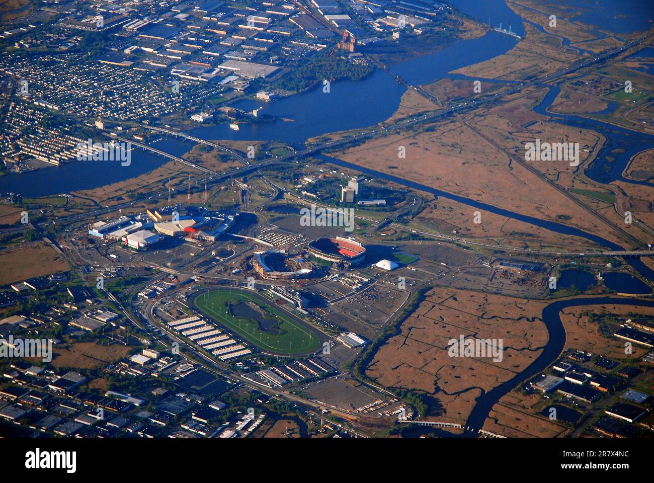 Une vue aérienne du complexe sportif Meadowlands dans le New Jersey, y compris le stade Giants, MetLife Statdium pour le football et la piste de courses hippiques Banque D'Images