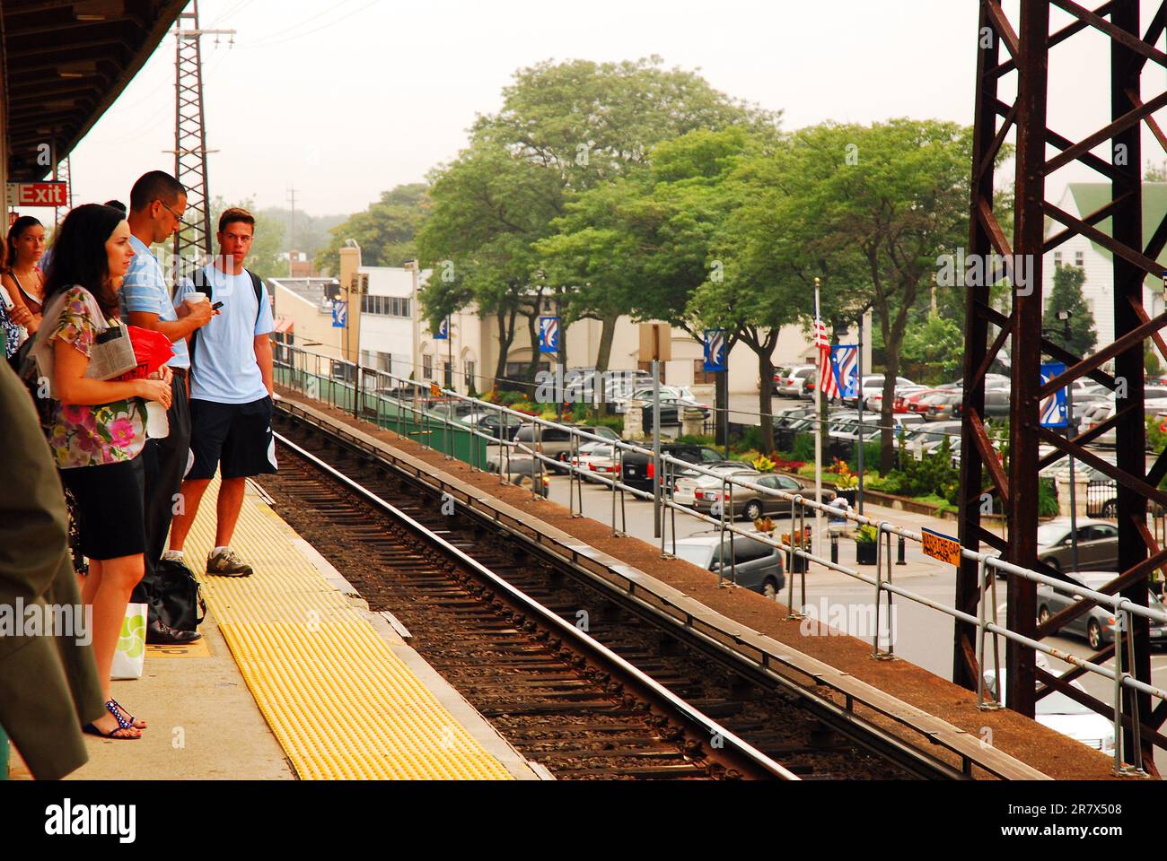 Les navetteurs qui se dirigent vers leur emploi à Manhattan attendent leur train sur une plate-forme de chemin de fer de long Island Banque D'Images