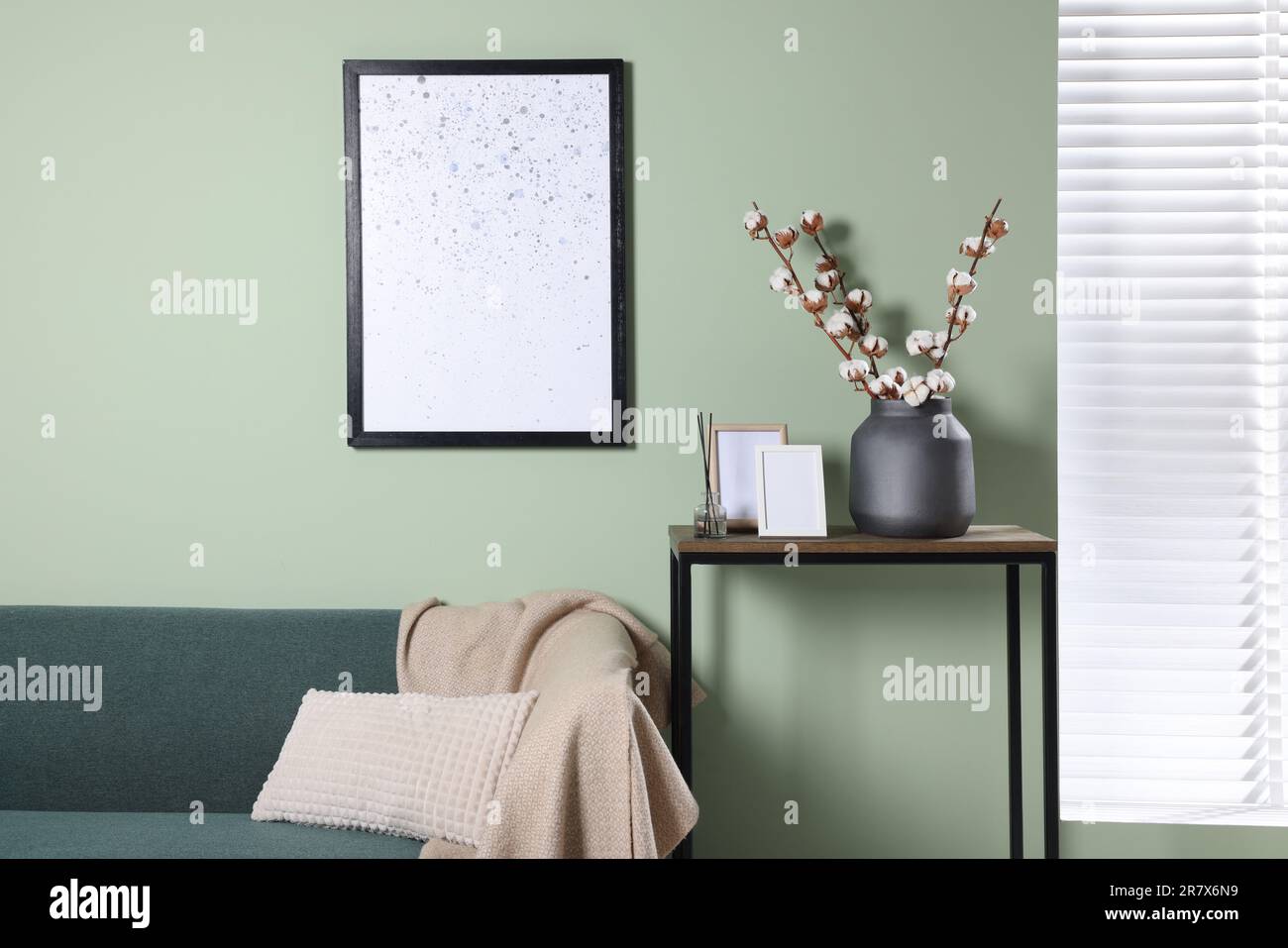 Branches avec fleurs de coton blanc moelleux sur la table de console dans la chambre confortable. Design intérieur Banque D'Images