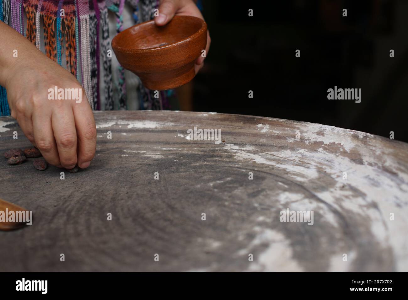 Femme maya guatémaltèque torréfaction de fèves de cacao sur une assiette traditionnelle de comal Banque D'Images