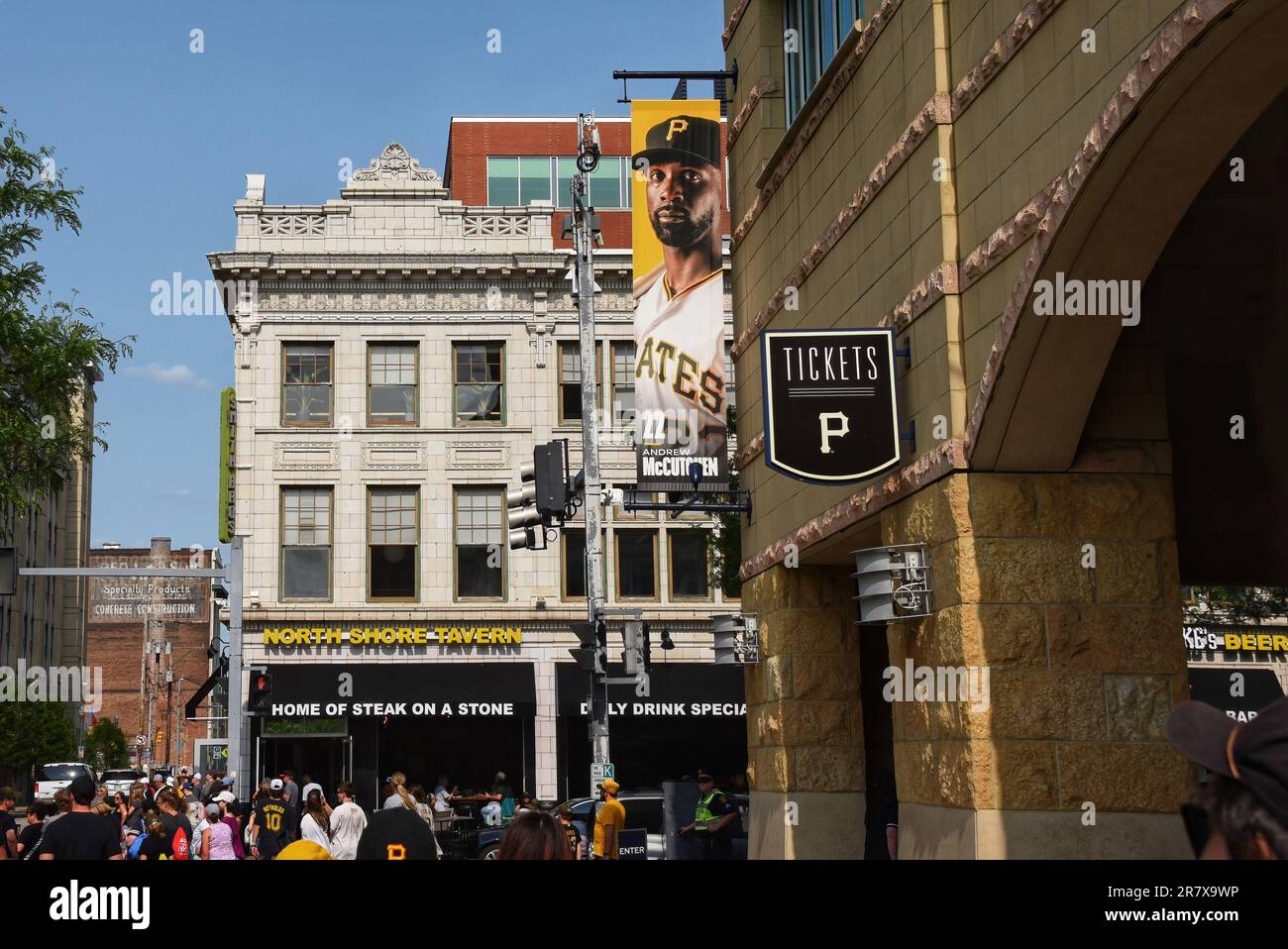 Pittsburgh, PA, Etats-Unis - 21 mai 2023: Les fans marchent sous la bannière d'Andrew McCutchen à l'extérieur du parc PNC, la maison des Pirates de Pittsburgh. Le Nort Banque D'Images