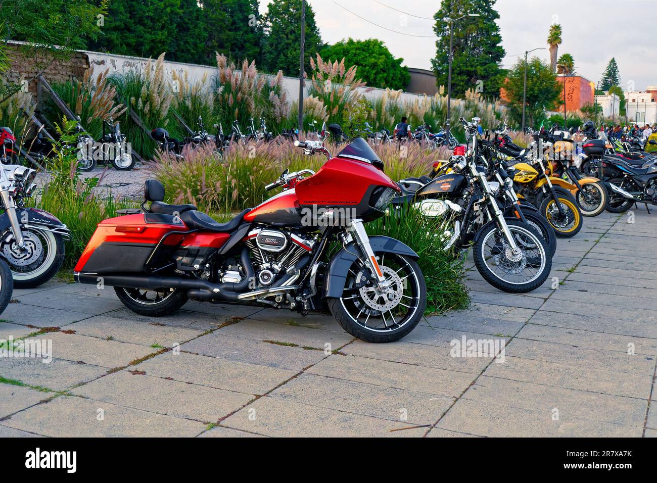 Cholula City, PUE State, Mexique - 30 septembre 2022 : festival de motos ouvertes, sur la place centrale de la ville de Cholula. Banque D'Images