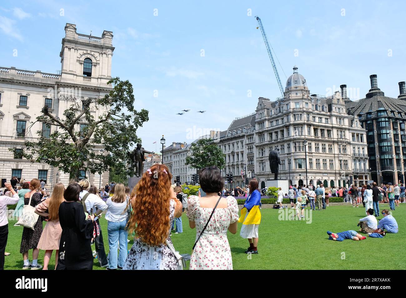 Londres, Royaume-Uni. 17th juin 2023. Les membres du public regardent trois avions Hercules, participant au flypast de l'époux du roi, marquant leur départ à la retraite. Les célébrations du Trooping The Color se sont terminées par une exposition prolongée spectaculaire d'environ 70 avions de la Royal Navy, de l'Armée britannique et de l'Aviation royale, réarrangés après que le flycast du Coronation de mai a été réduit en raison de la mauvaise météo. Crédit : onzième heure Photographie/Alamy Live News Banque D'Images